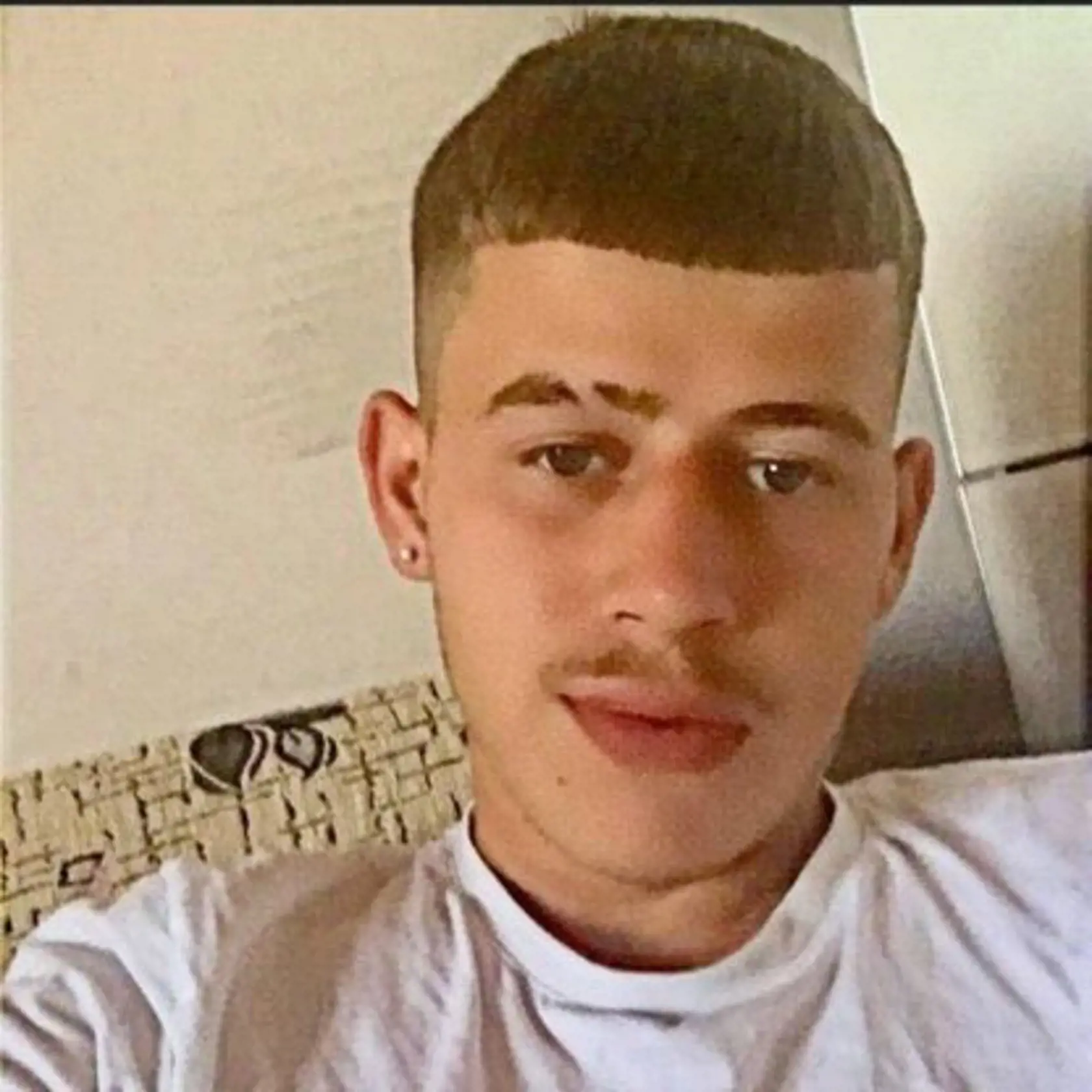 Dievčatko (11) napadli v mestskom parku 2 muži. Ďalší traja si ju odchytili neďaleko jej domu. Toto jeden z údajných páchateľov.