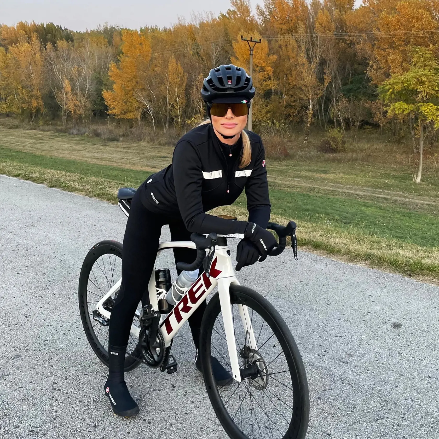Politička Sme rodina Petra Krištúfková na bicykli.