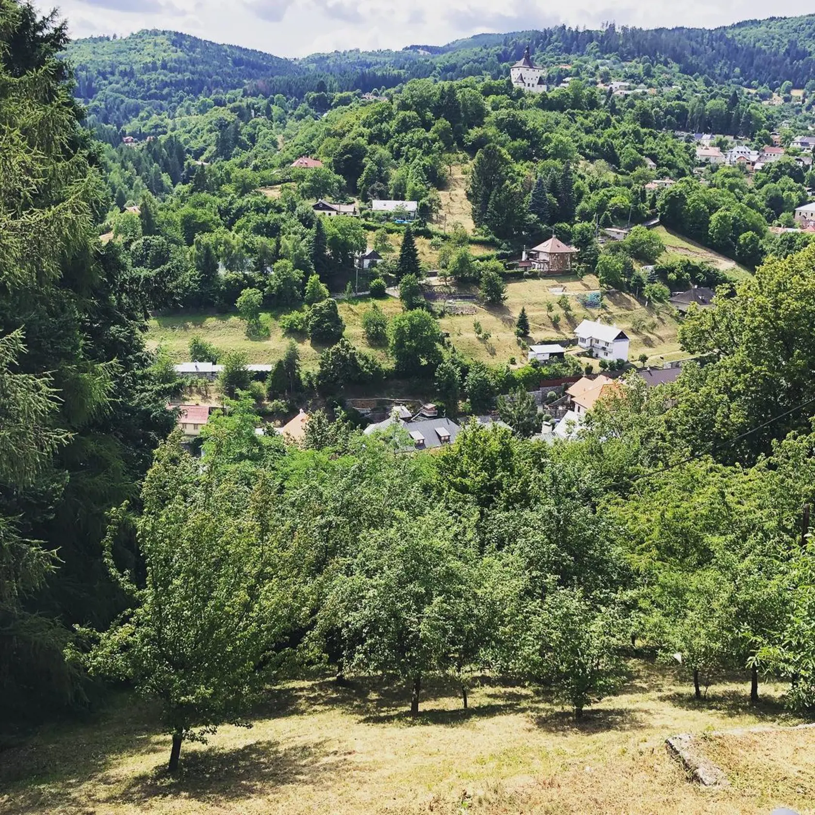 Rodné mesto Zdenky Prednej, v ktorom žije aj so svojou rodinou, je malebné. Podľa jej slov sa v Banskej Štiavnici cíti, akoby bola každý deň na dovolenke.
