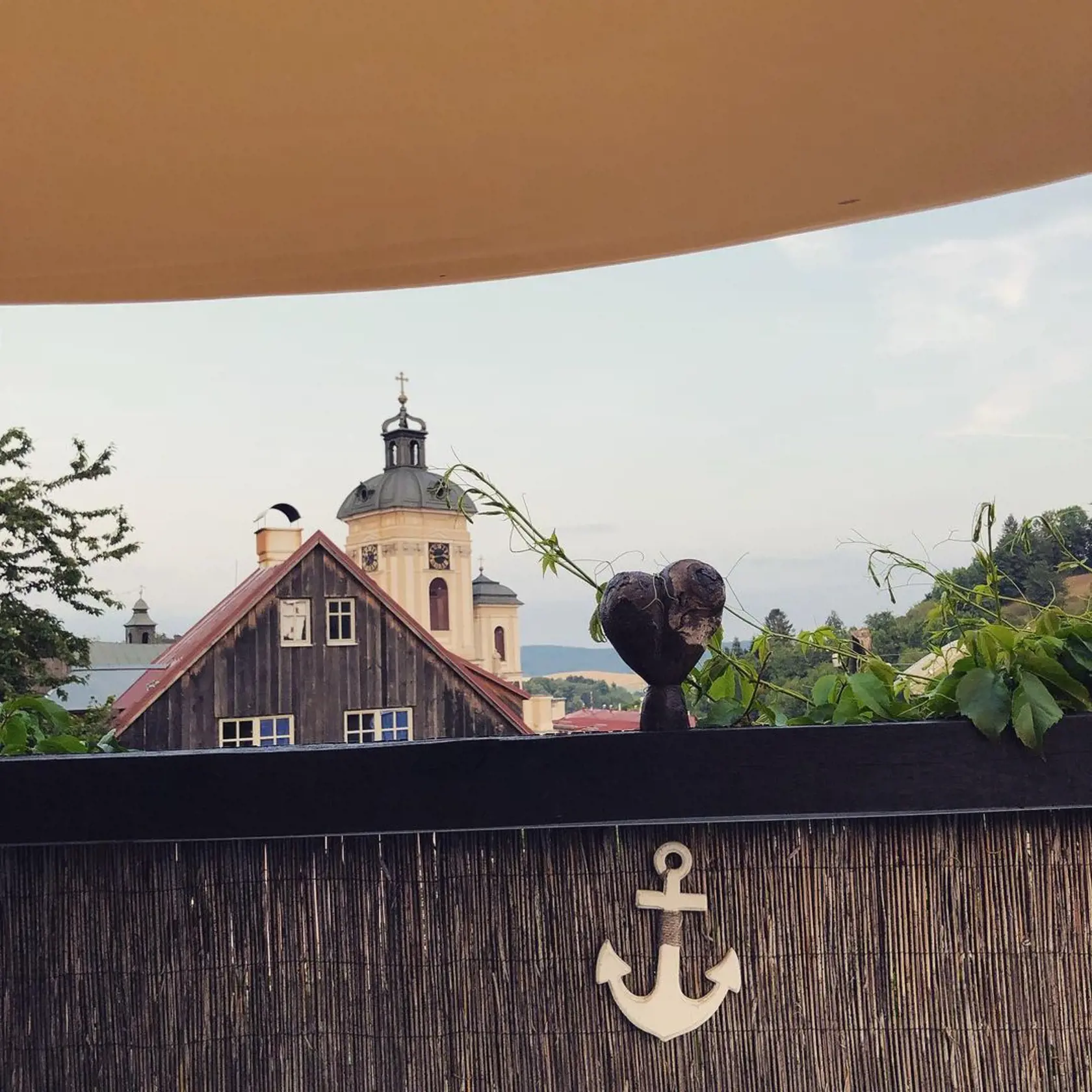 Rodné mesto Zdenky Prednej, v ktorom žije aj so svojou rodinou, je malebné. Podľa jej slov sa v Banskej Štiavnici cíti, akoby bola každý deň na dovolenke.
