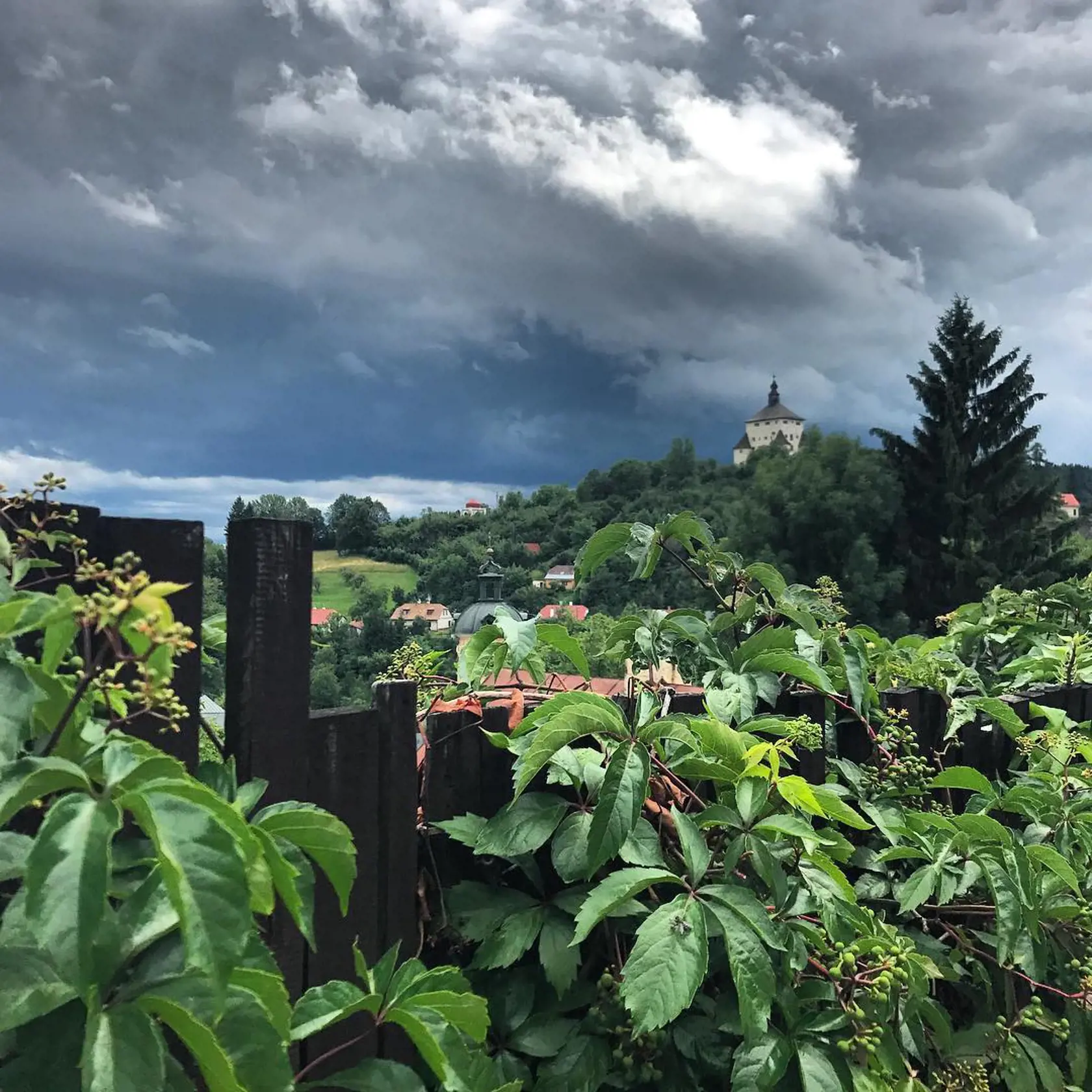 Rodné mesto Zdenky Prednej, v ktorom žije aj so svojou rodinou, je malebné. Podľa jej slov sa v Banskej Štiavnici cíti, akoby bola každý deň na dovolenke.
