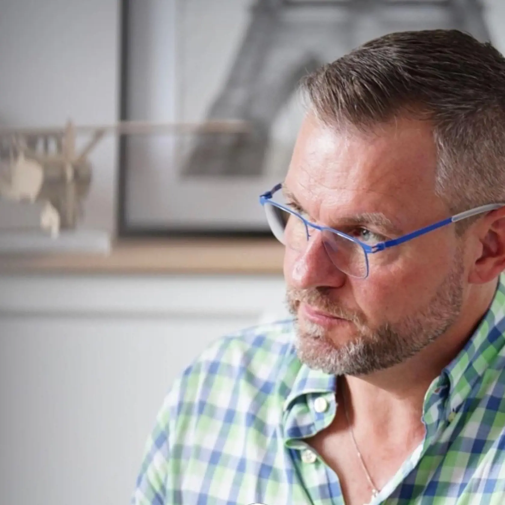 Peter Pellegrini: "Mám zatiaľ 0,75 dioptrie na čítanie. Kúpil som si hneď ďalšie. Potom som zistil, že vždy si ich niekde zabudnem."