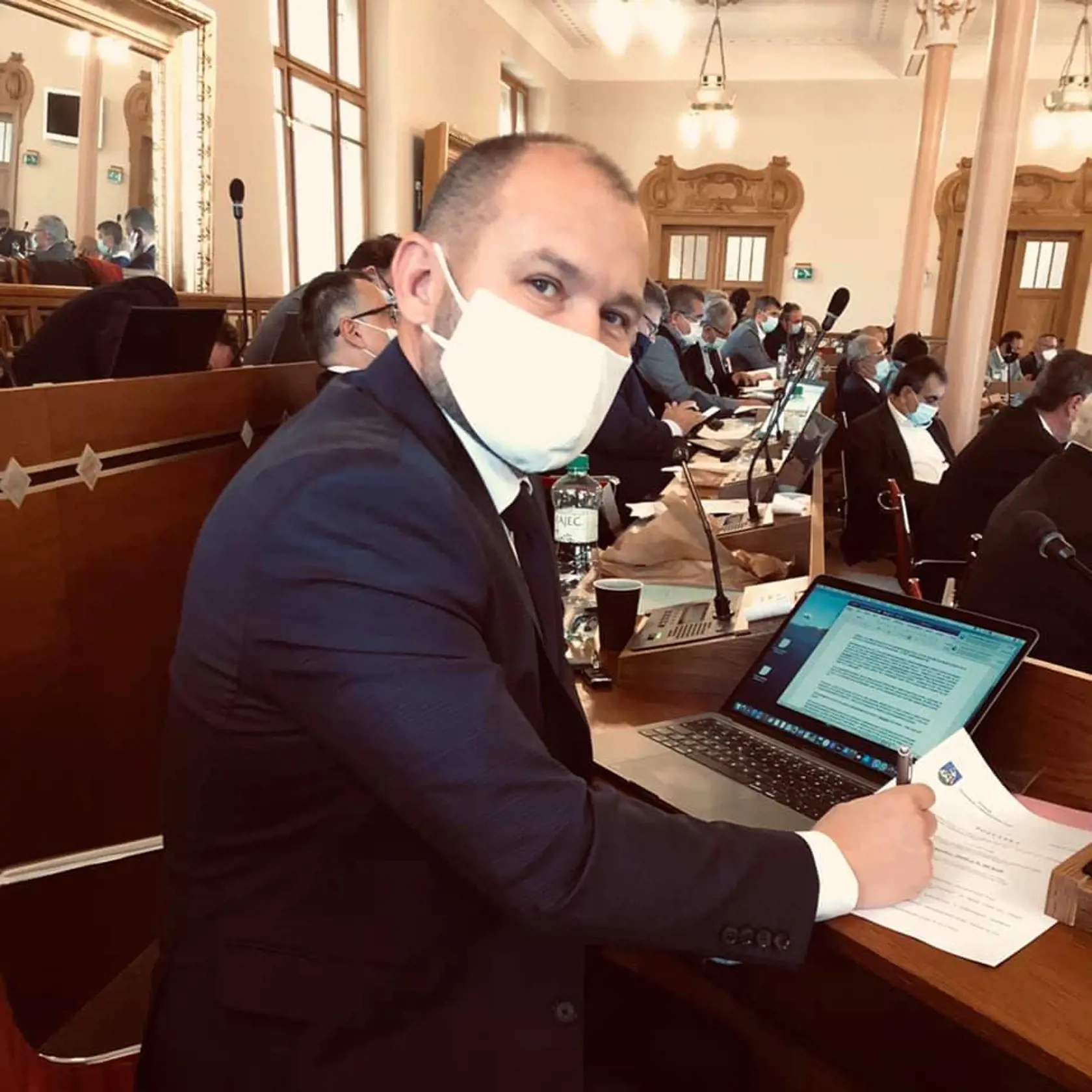 Zastupiteľstvo župy v Nitre. Všetko v súlade s hygienickými opatreniami.