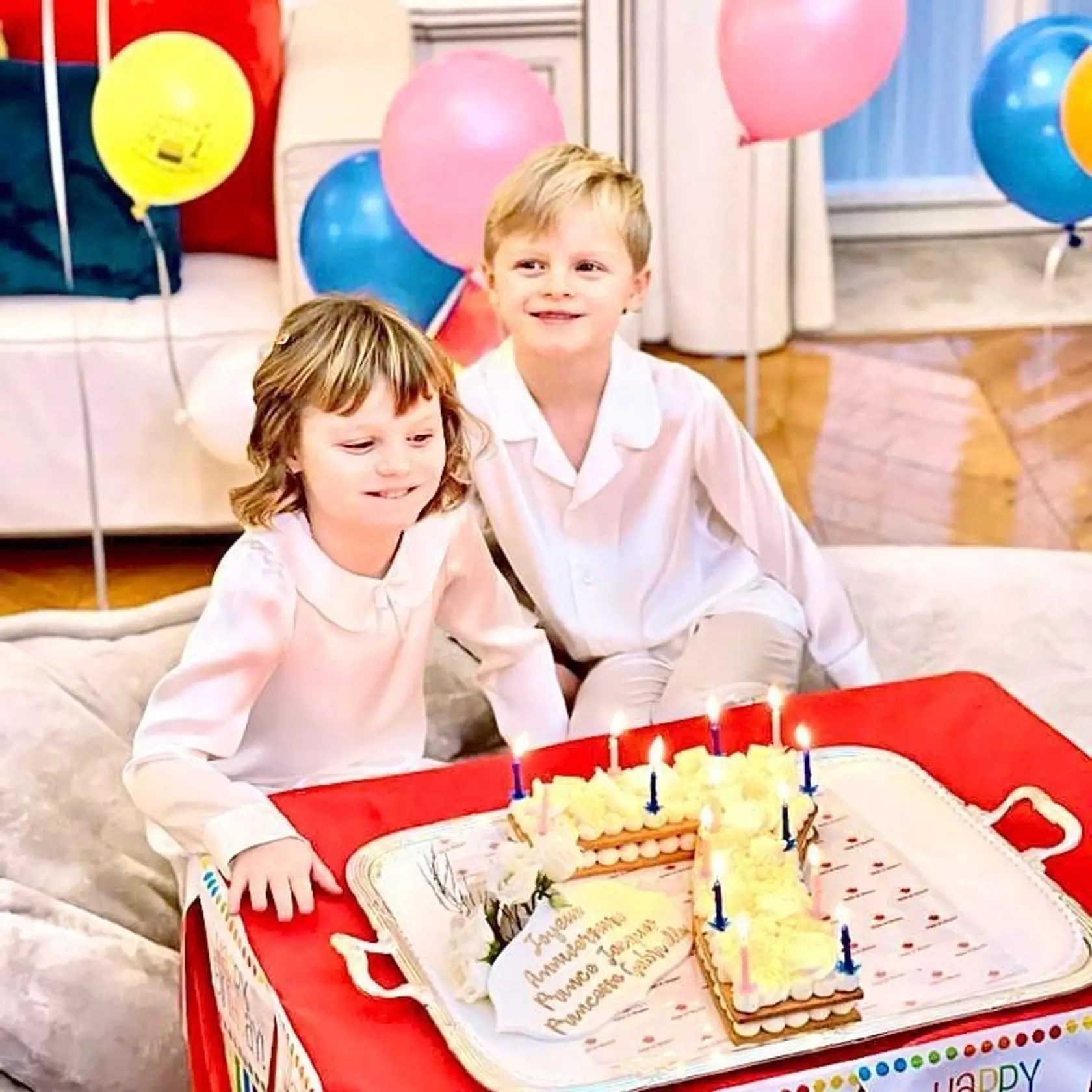 Princezná Charlene zmeškala siedme narodeniny svojich dvojčiat a v príspevku na sociálnej sieti instagram prelomila mlčanie o svojom zdravotnom stave. „Všetko najlepšie k narodeninám moje deti. Ďakujem ti, Bože, že si ma požehnal takýmito úžasnými deťmi. Som naozaj požehnaná. S láskou mama," napísala monacká princezná v dojemnom príspevku z liečebného zariadenia.