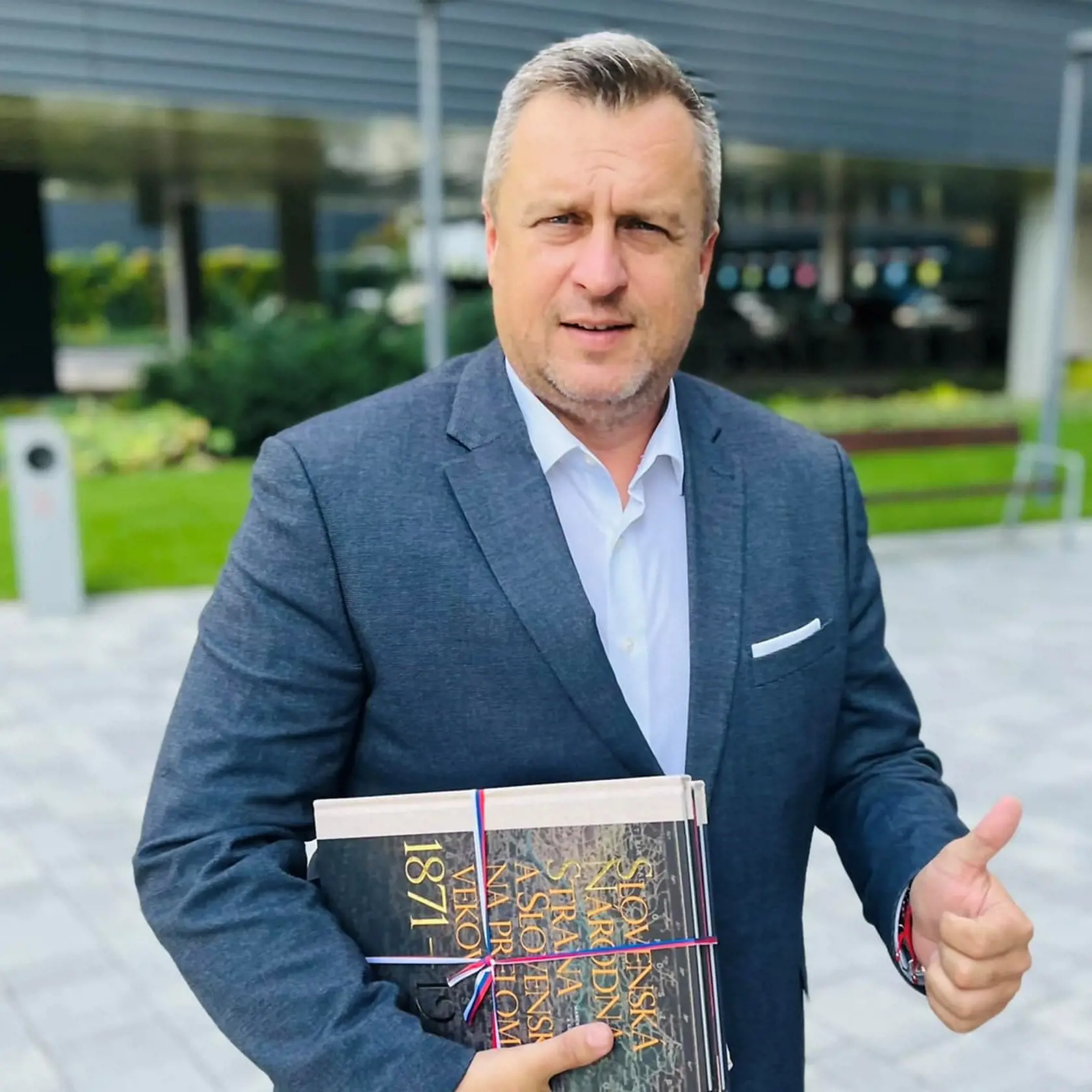 Šéf národniarov Andrej Danko (48) vlastní nadupaný športiak Ford Mustang, no pred rokmi si k nemu zaobstaral aj ruskú legendu – Ladu Nivu. Na svoje autá najnovšie upozornil, keď ho obvinili, že preferuje Rusko.