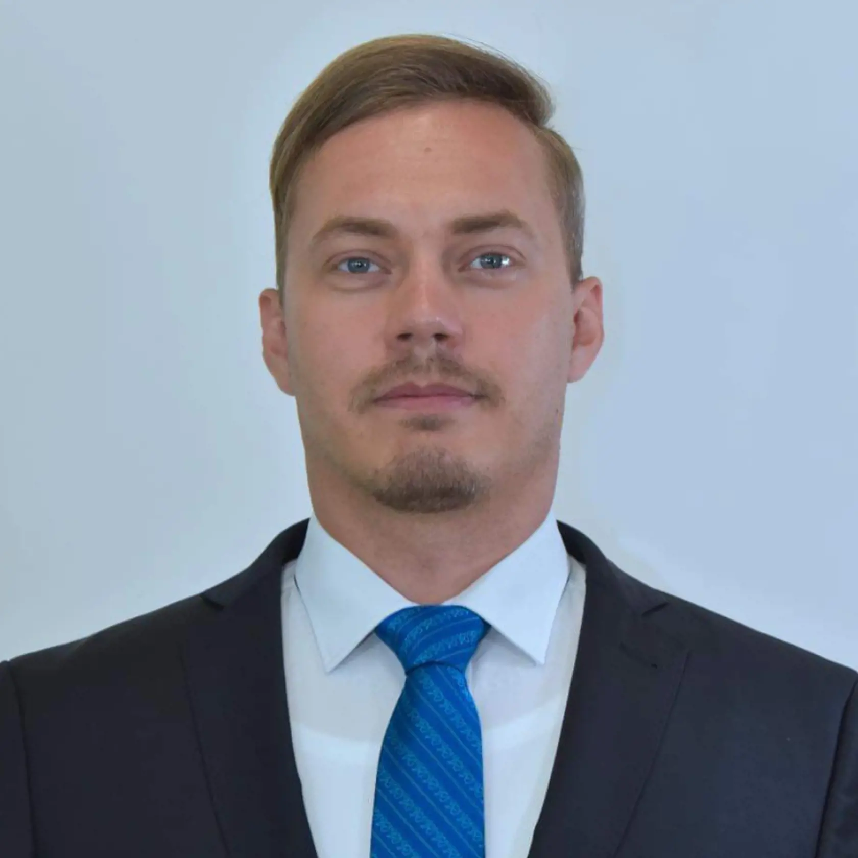Starosta obce Bánov Miloš Rybár zaslal na Okresný úrad Nové Zámky nesúhlasné stanovisko s výstavbou baterkárne.