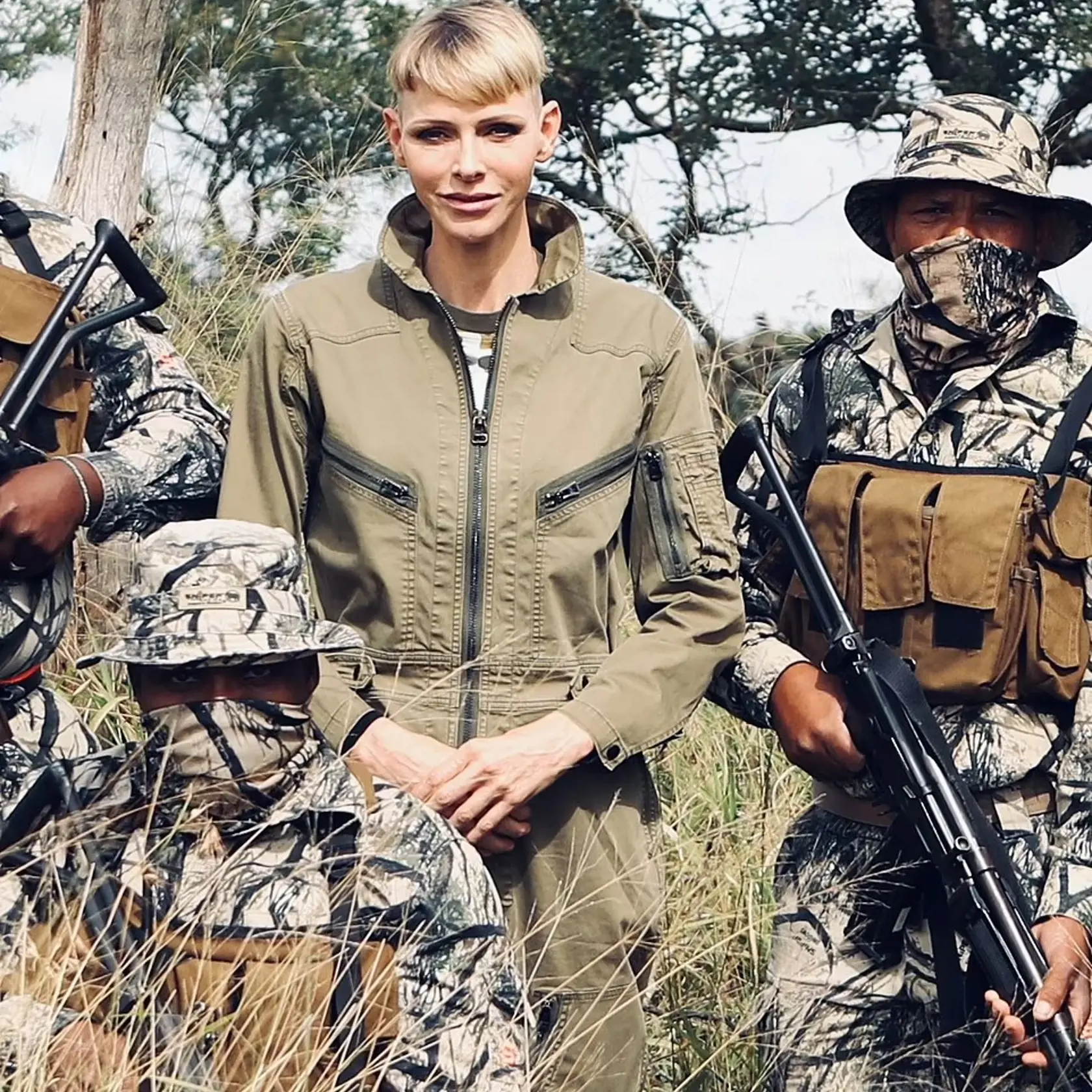 Od začiatku roka trávi svoje dni v Afrike, kde spolu s ostrieľanými (a ozbrojenými) ochranármi odháňa pytliakov. Tí si brúsia zuby a pílky na rohy chránených nosorožcov, ktoré majú na čiernom trhu veľkú cenu.
