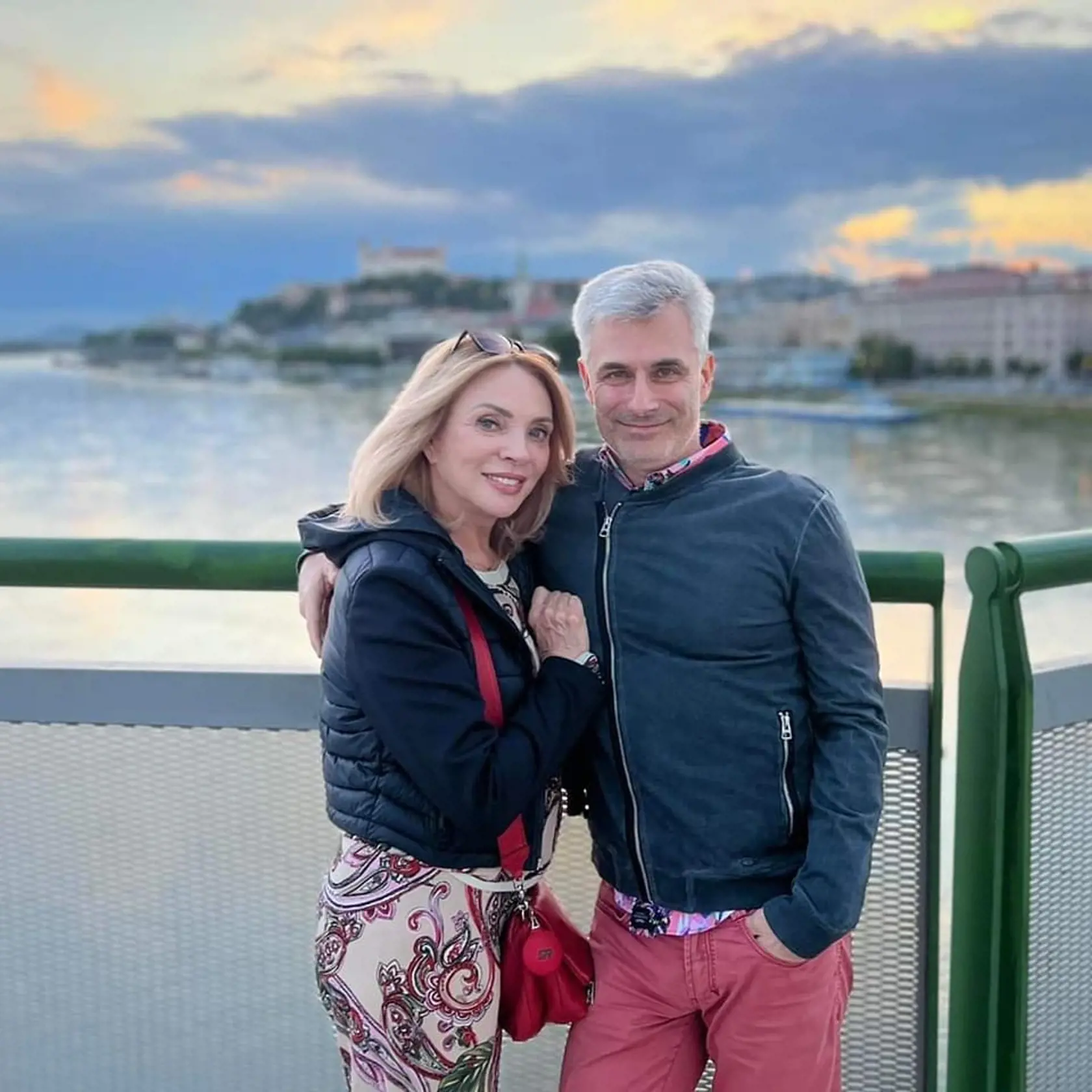 Zdenka pozdravila fanúšikov z prechádzky s Braňom Kostkom. Vyzerá stále lepšie a lepšie.