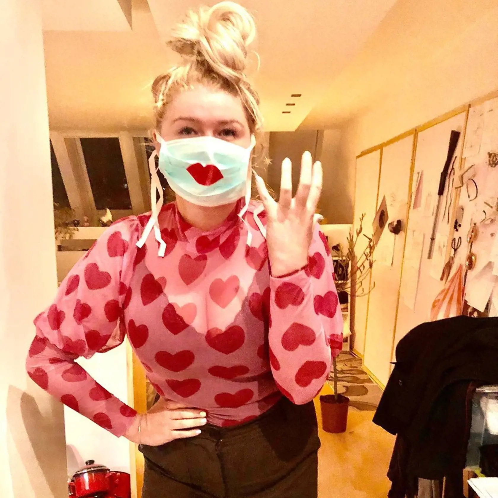 Komička Evelyn si zladila rúško so svojím outfitom. Asi si povedala, že načo máme pekné rúže, keď ich nemôžeme ukázať? A tak si na klasické rúško dokreslila šťavnaté plné pery.