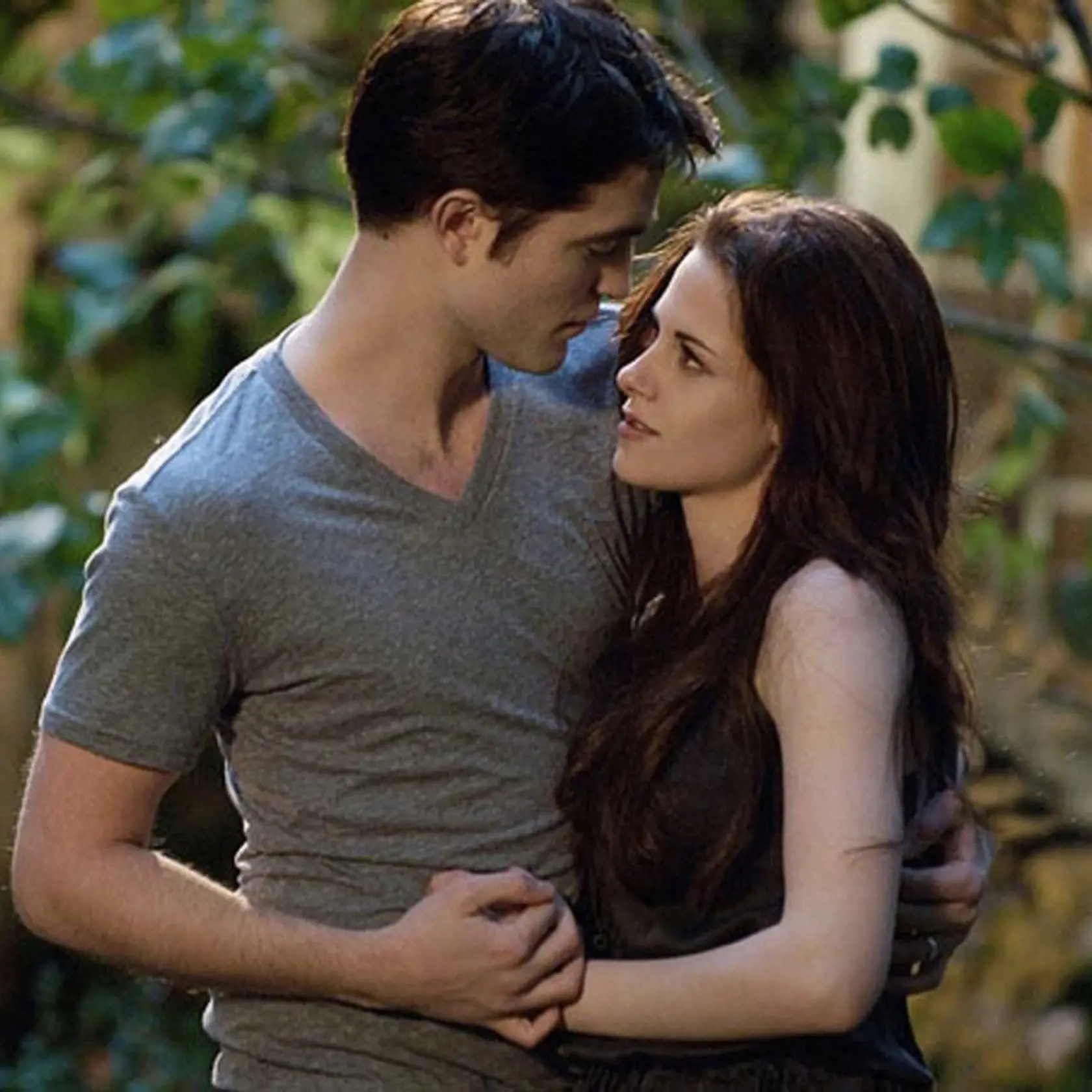 V roku 2012 obleteli bulvárnymi plátkami fotografie herečky Kristen Stewart, ktorá v tom čase tvorila pár s hercom Robertom Pattinsonom, ako sa bozkávala s hercom Rupertom Sandersom. Za svoje konanie sa veľmi ospravedlňovala. Zdroj foto: Profimedia.sk