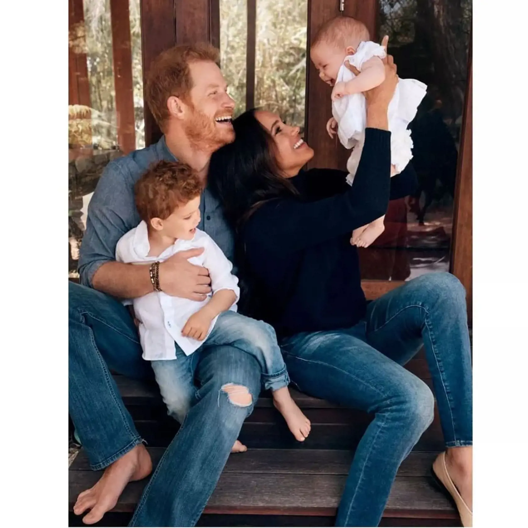 Meghan Markle na korunováciu nepríde. Dôvod udala staranie sa o deti. Média sa však domnievajú, že je to len výhovorka.