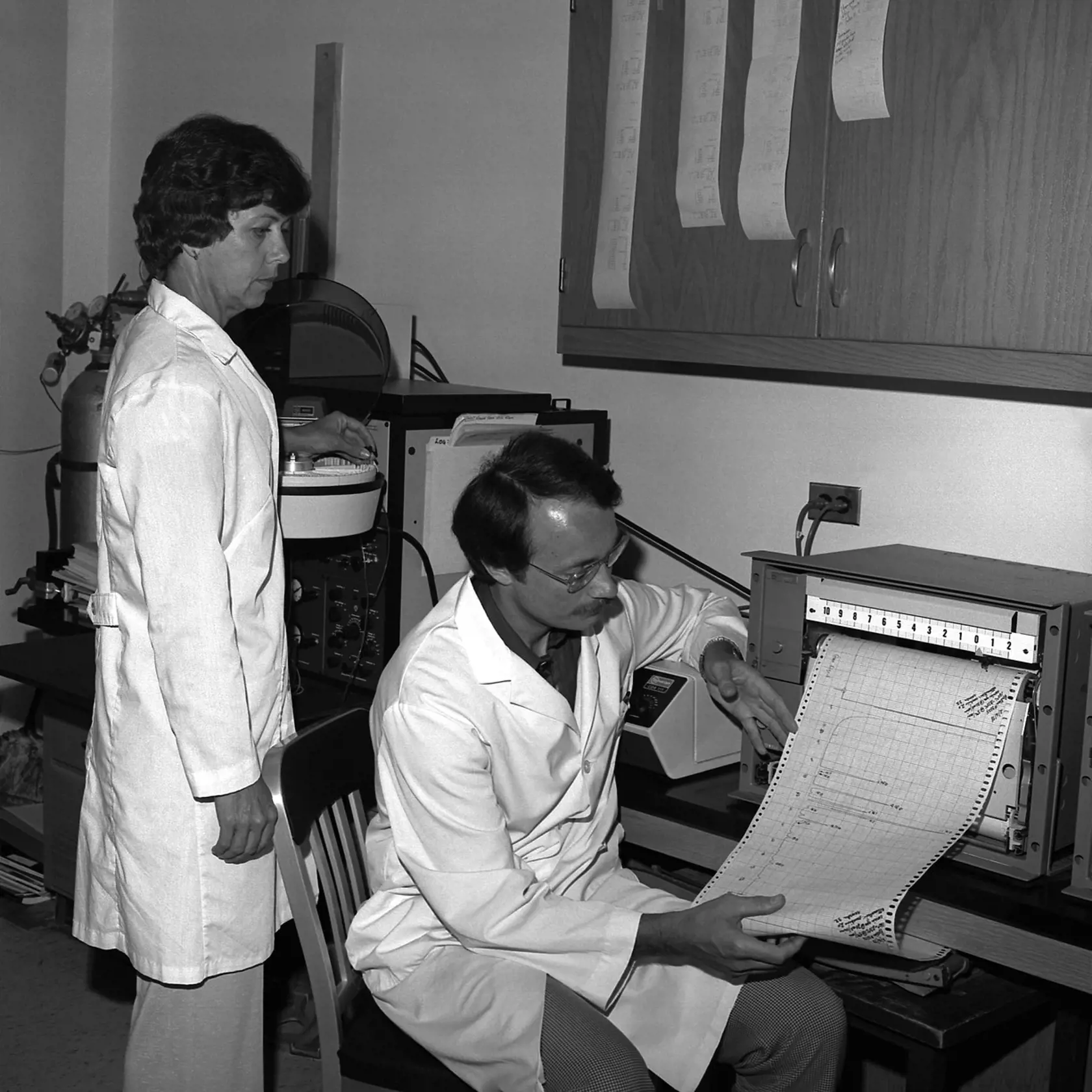 Na snímke z roku 1978 vedci Charlotte Patton a Scott Johnson, ktorí skúmajú baktérie Legionella pneumophila. Táto baktéria, pôvodca legionárskej choroby, bola objavená po tom, čo spôsobila epidémiu na zjazde Americkej légie vo Philadelphii v roku 1976.