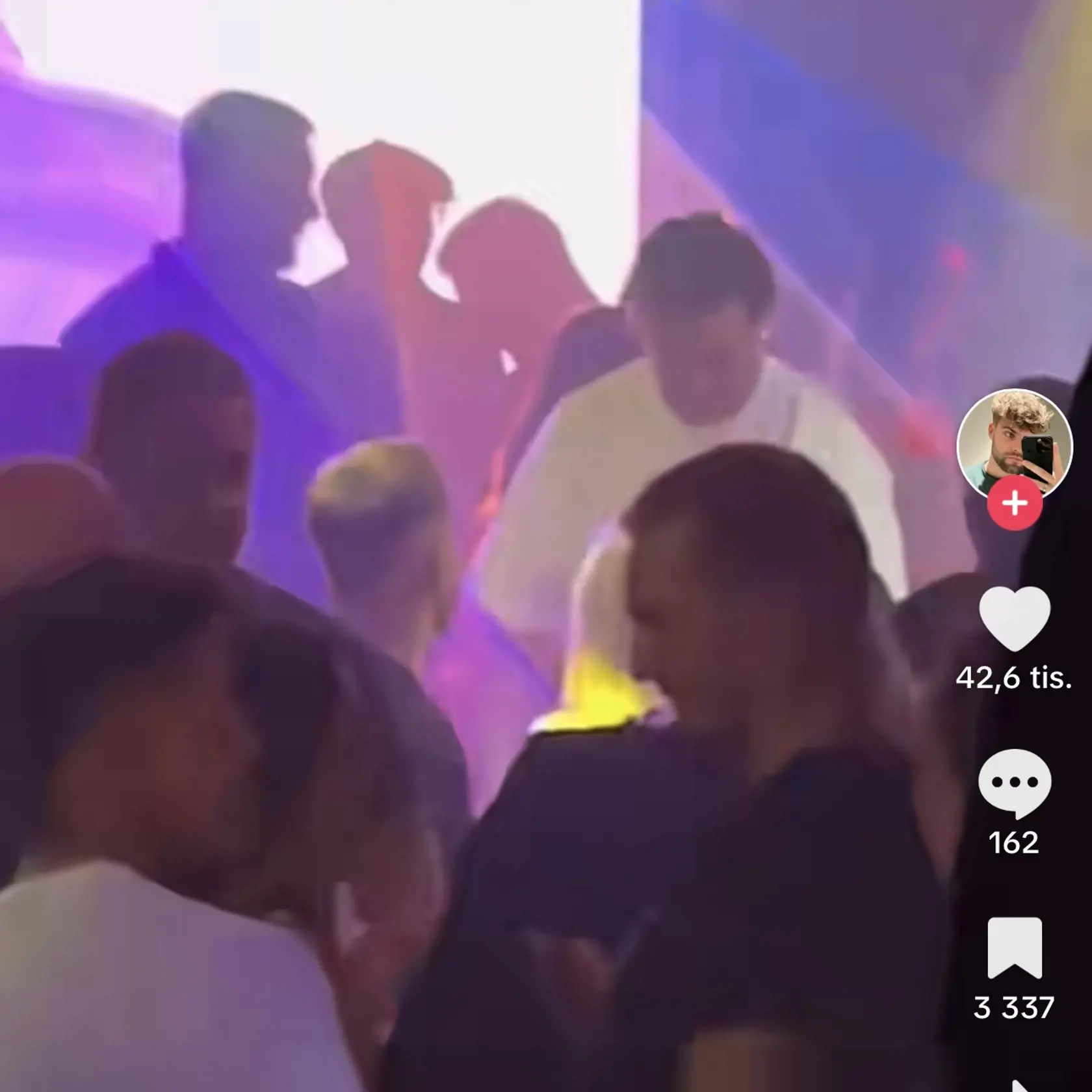 Televízny ženích Radko Urbanyak sa cez víkend zabával na známej bratislavskej diskotéke Luna Bar.