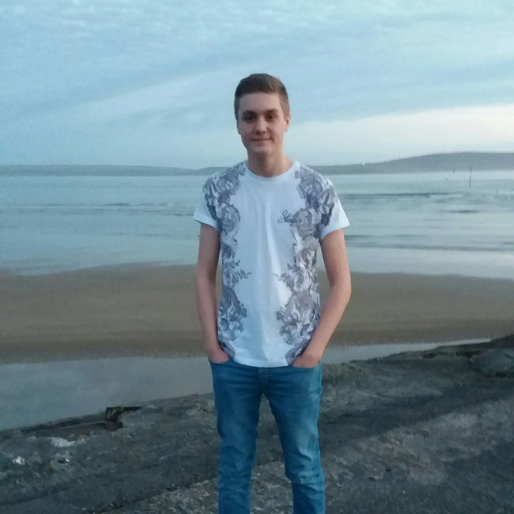 Daniel je vysoký približne 183 cm, štíhlej postavy a má svetlé vlasy s briadkou.