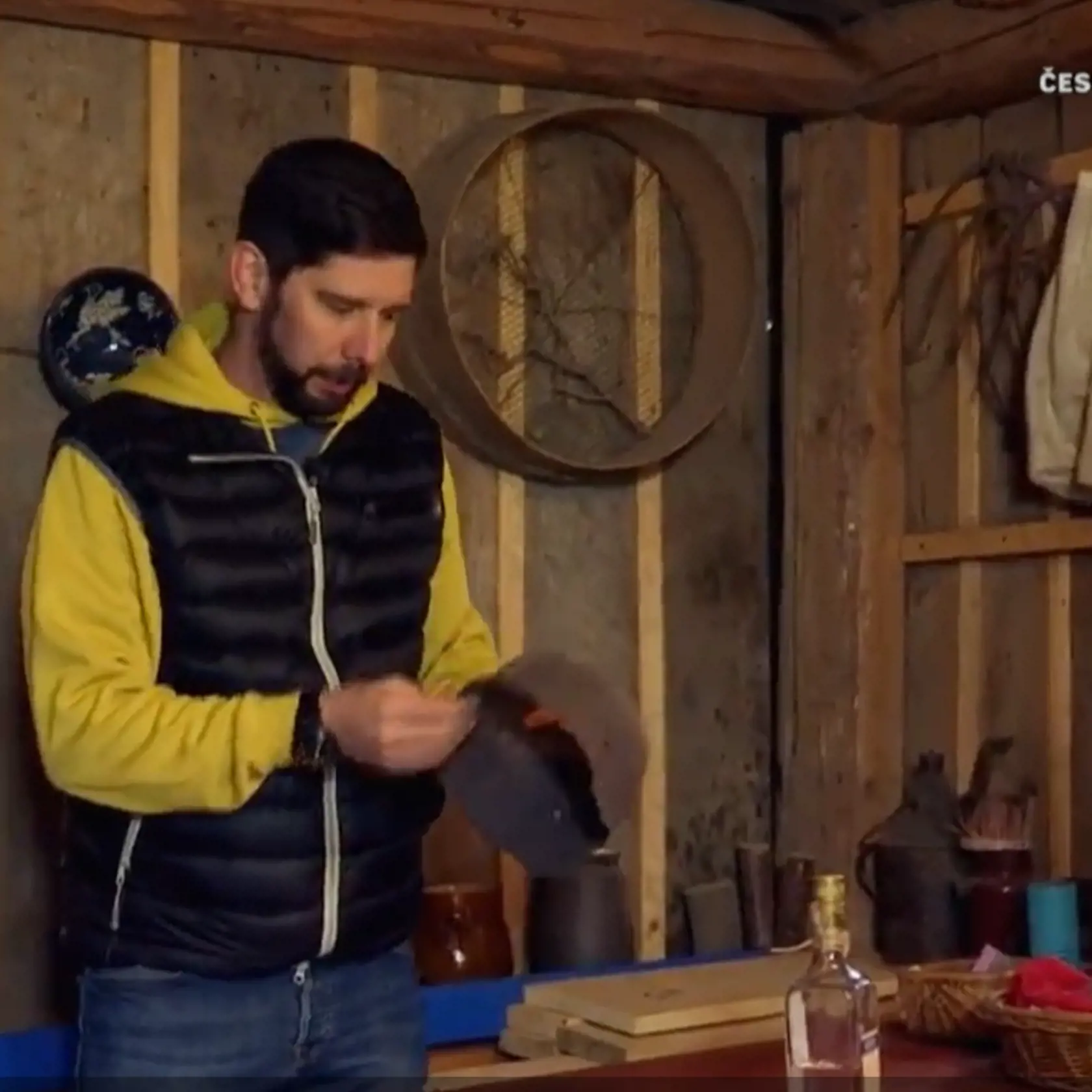 POKLADY V lesoch našiel s otcom aj nacistickú prilbu.