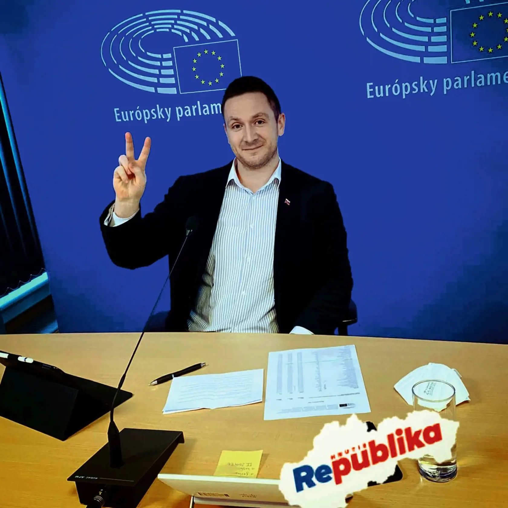 "Opatrenia by mali smerovať na včasnú ambulantnú liečbu chorých a napreventívnu ochranu rizikových skupín (najmä starších a chronicky chorých ľudí). Tí tvoria drvivú väčšinu hospitalizovaných, a, žiaľ, aj mŕtvych. Všetku energiu sústrediť na (dobrovoľnú) ochranu týchto ľudí a neničiť život mladým a zdravým, pre ktorých covid nepredstavuje veľké riziko," myslí si Uhrík.