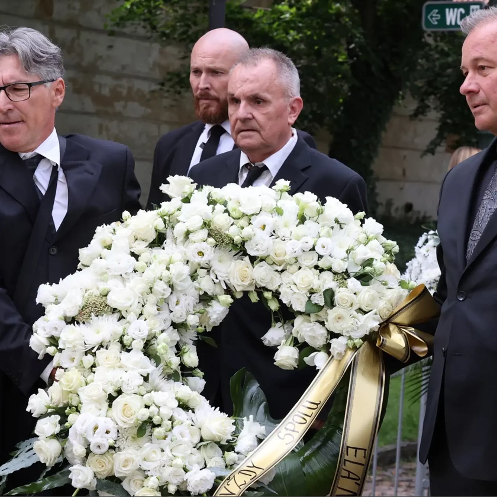 Posledná rozlúčka s Vašom Patejdlom. Jožo Ráž priniesol kamarátovi nádherný smútočný veniec - Navždy spolu. Elán.
