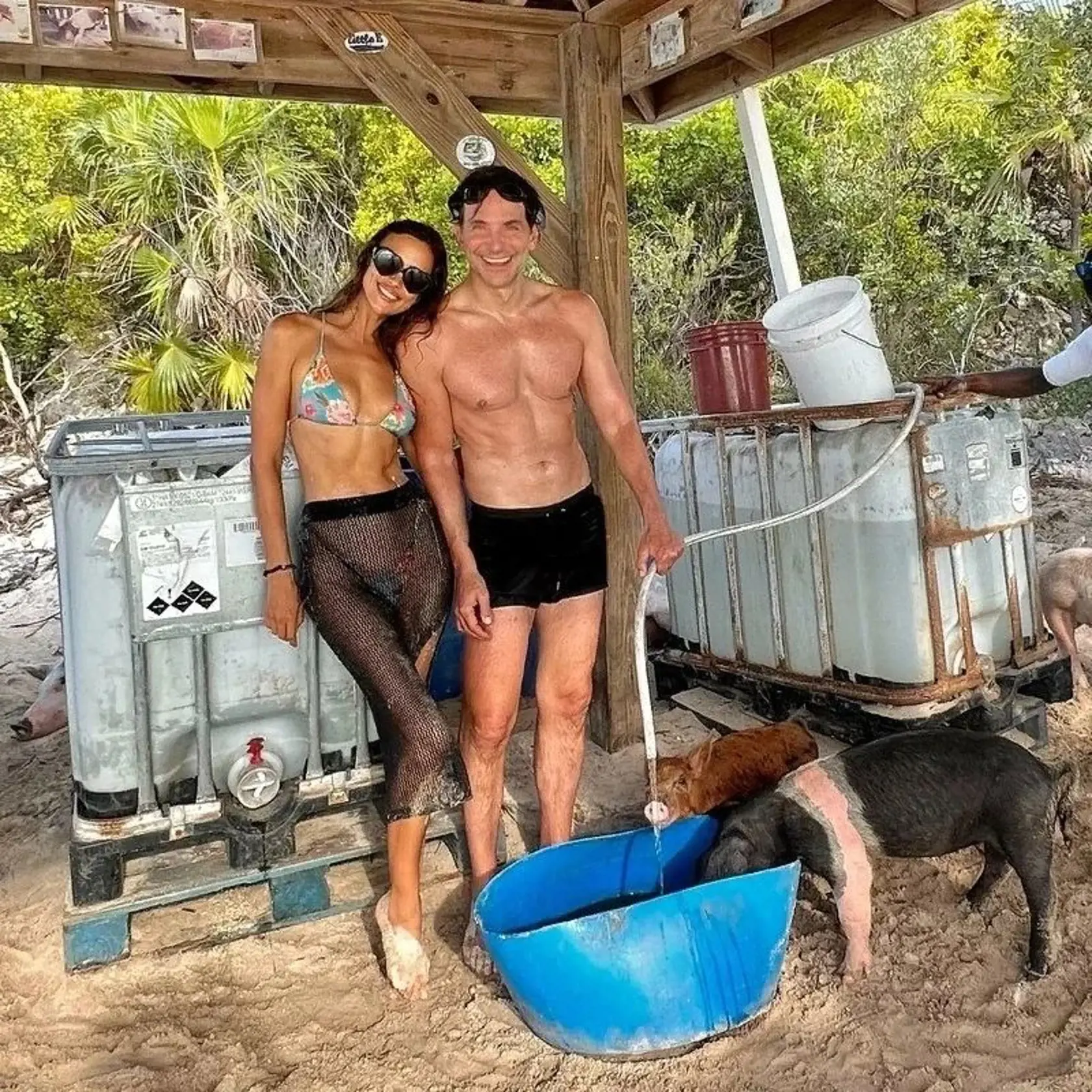 „Na fotkách zblízka by to mohlo vyzerať, akoby sa Bradley a Irina na tejto talianskej dovolenke blížili k romantickému opätovnému spojeniu, ale dlhší pohľad na ich signály naznačuje, Irina má sotva nejaký záujem.“