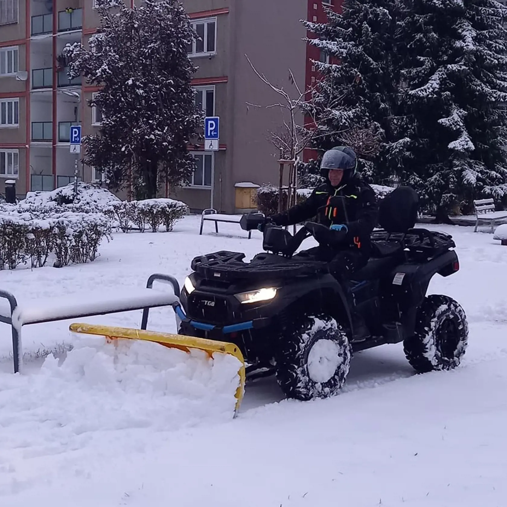 Do zasneženého rána sa prebudilo aj kúpeľné mestečko Trenčianske Teplice.