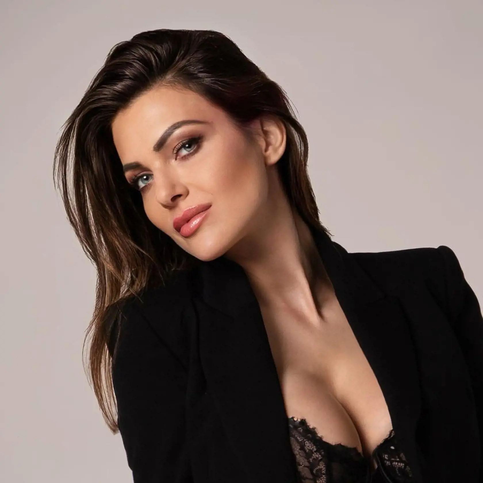 Martina dnes dráždi sexi dekoltom v čipkovanej podprsenke.