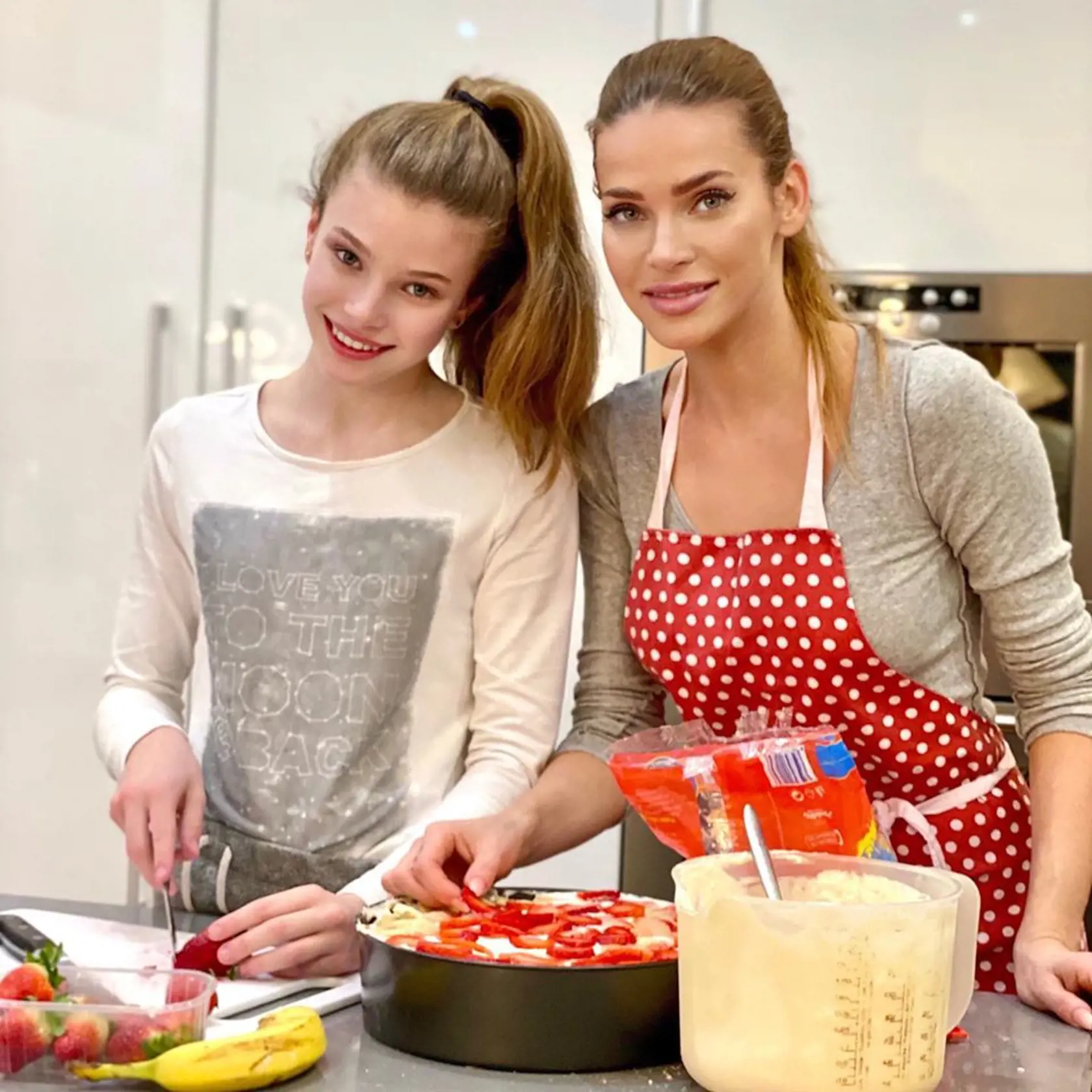Modelka Andrea Verešová rada pečie a varí aj klasické jedlá, ktoré pozná od mamy. Často jej pomáha dcéra Vanessa.