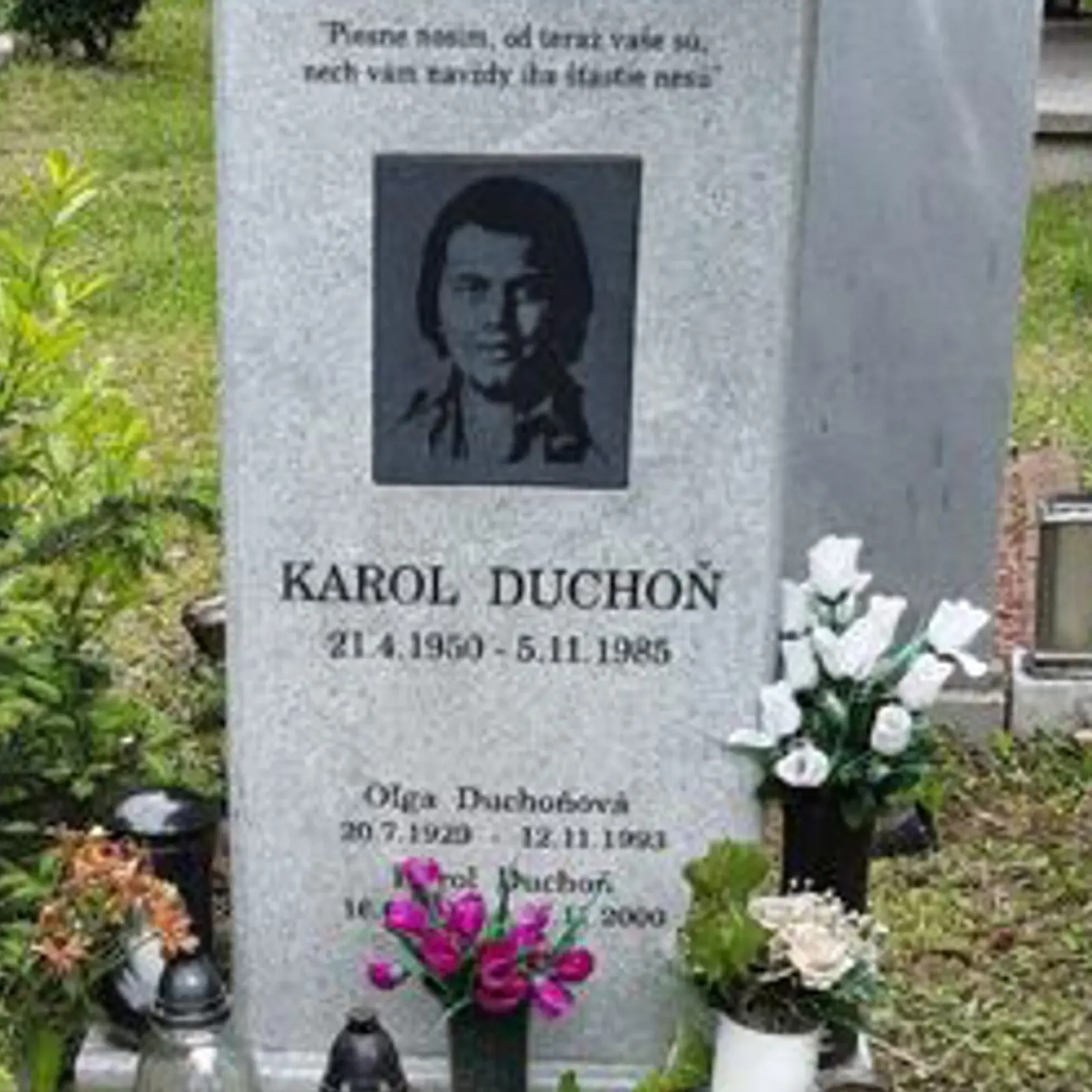 Hrob Karola Duchoňa je stále plný kvetov, nielen na Dušičky.