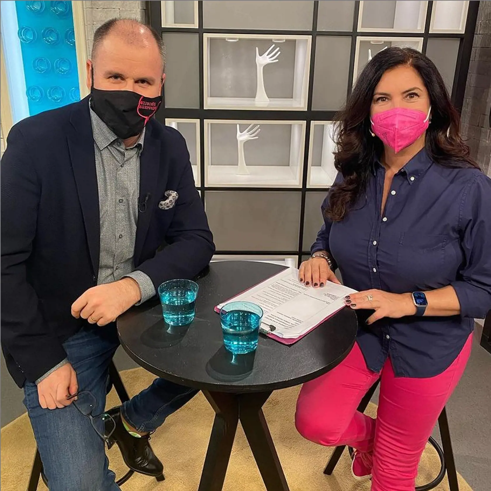 Ivetka omladla vďaka žiarivej kombinácii basic košele v námorníckej modrej a malinovočervených nohavíc.