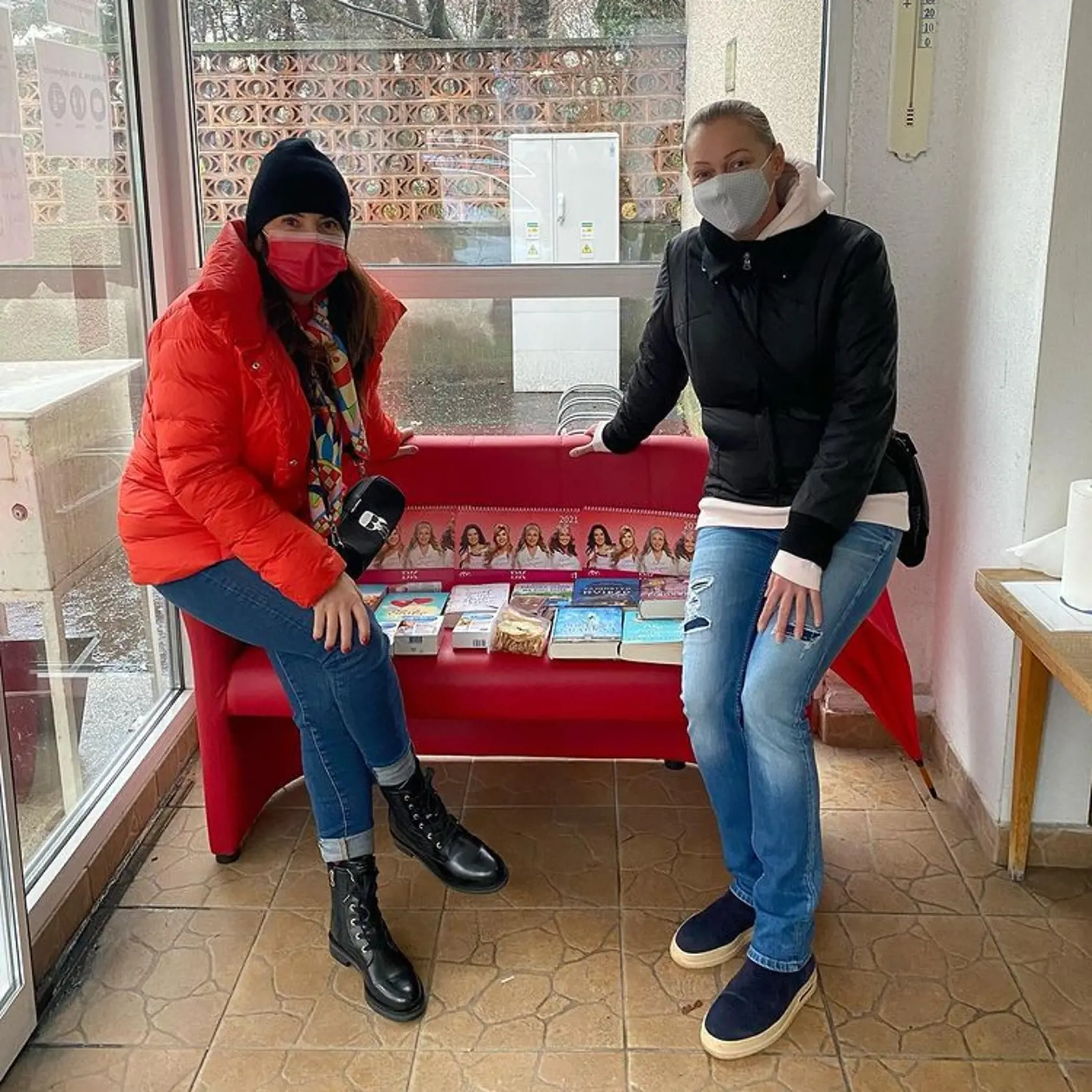 Iveta Malachovská v červenej páperovej bunde a členkových čižmičkách na šnurovanie.