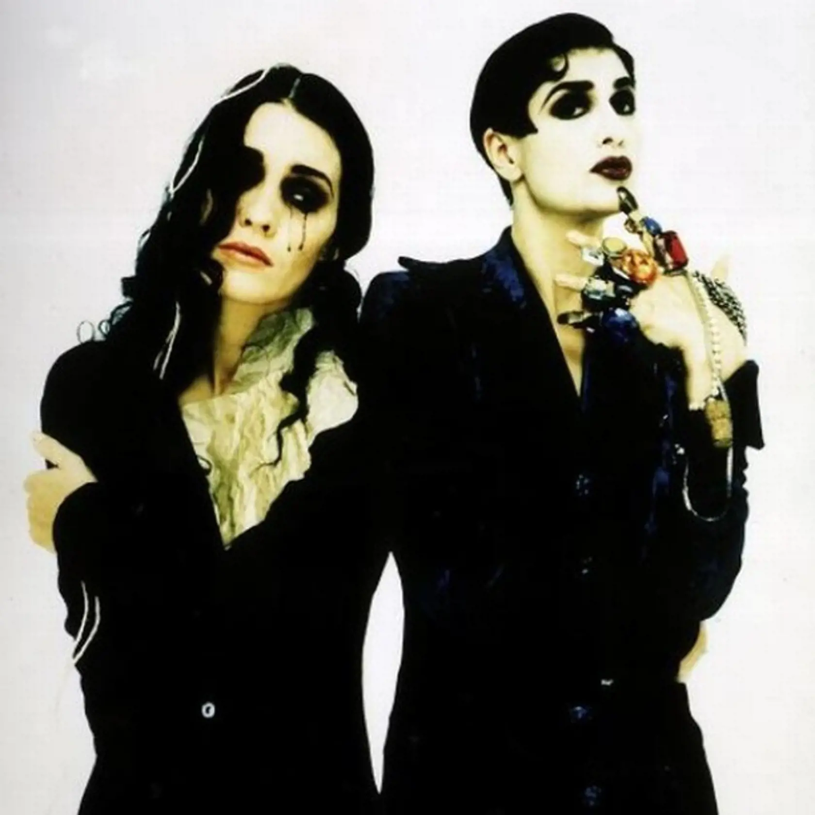 Nájdete na Instagrame aj stránku kapely, kde pridávajú nové piesne. Ak ste fanúšikom, choďte sa pozrieť. Stojí to za to! Aj dnes majú niečo do seba. Na Instagram.som/@shakespearssisterofficial