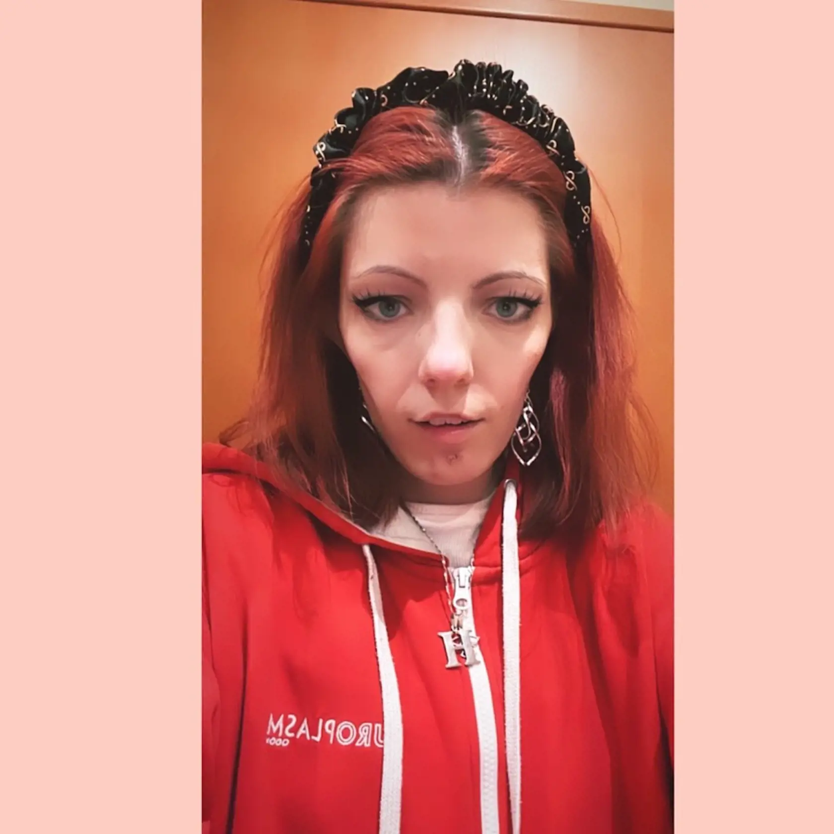 Shopaholicadel nahráva videá na YouTube.