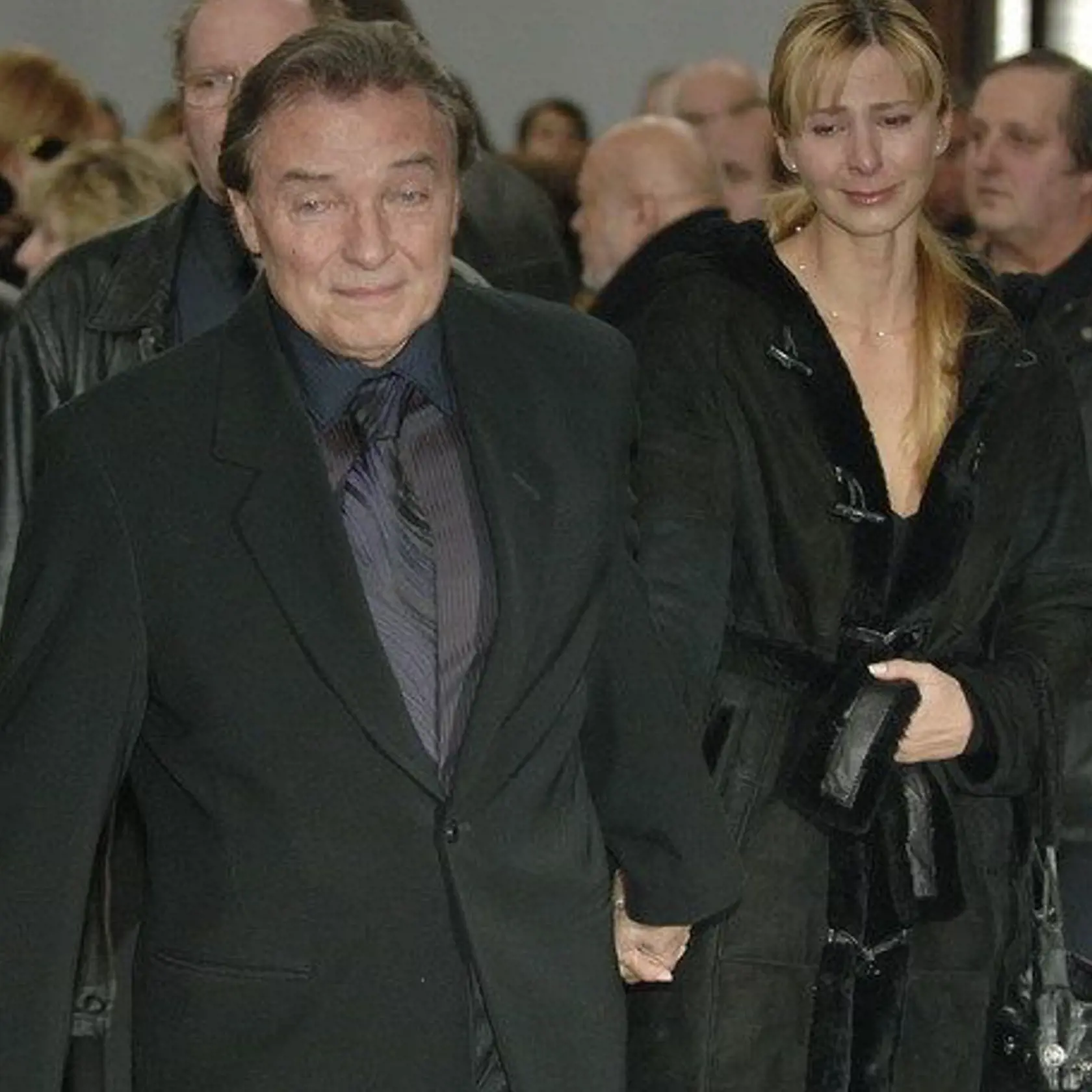 Uplakaný Karel Gott s manželkou na pohrebe Karla Svobodu.