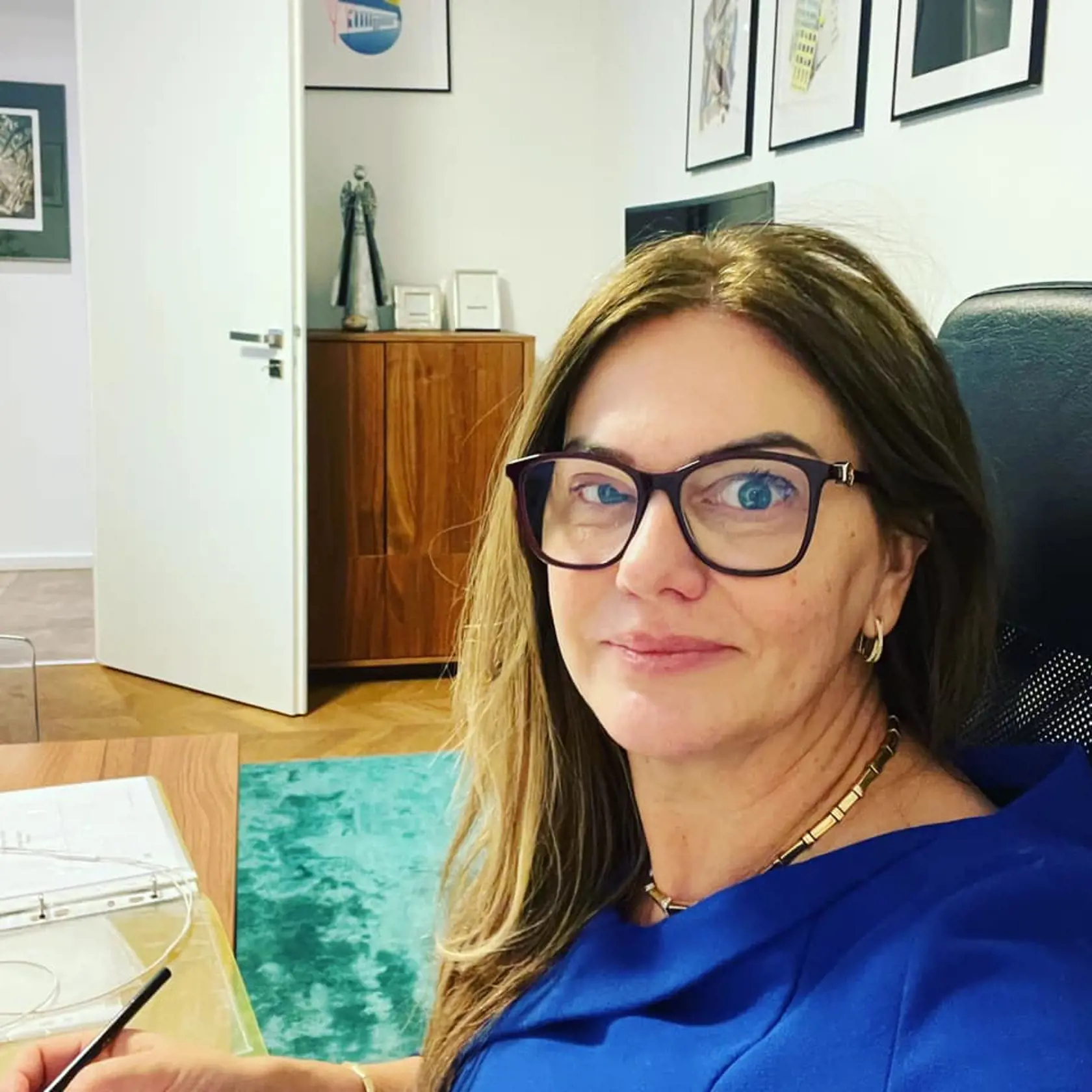 Monika Beňová býva v zrekonštruovanom dome vo Vrakuni. Beňová pracuje popri materskej online.