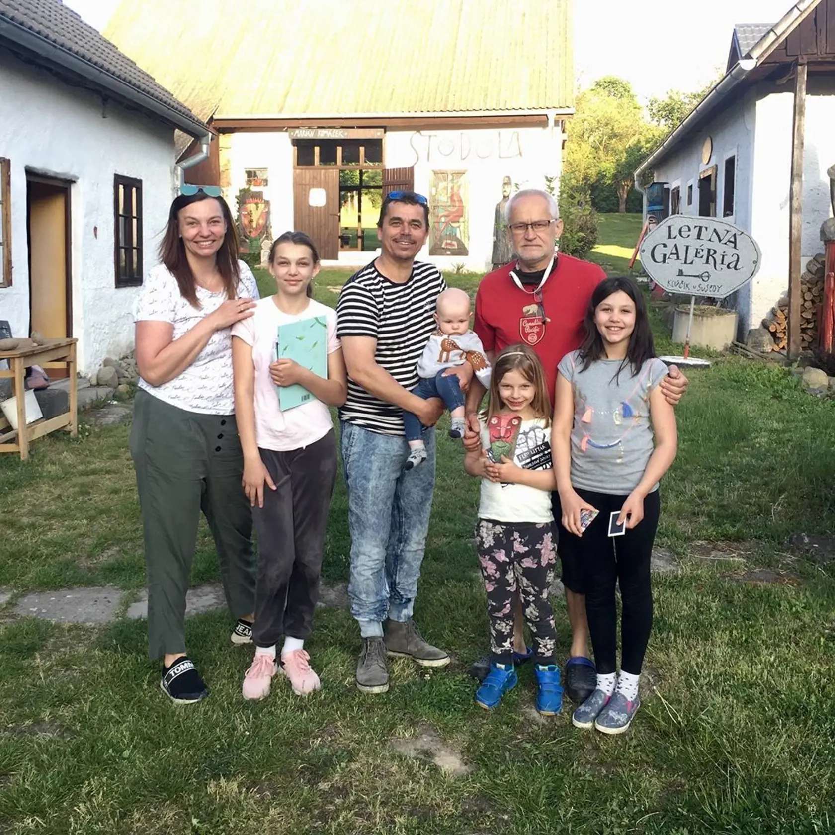 Na Petru sa nalepili tehotenské kilá, ale je to úžasná a pohodová mama a Roman sa nehanbí vyznať jej lásku.
