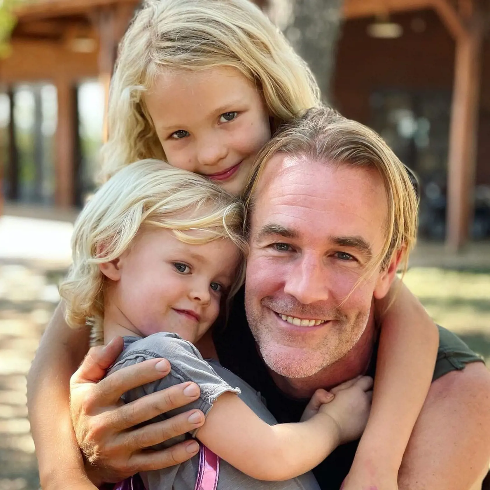 Len pred pár dňami sa napríklad hlavnému hrdinovi Jamesovi Van Der Beekovi (44) narodil v poradí už šiesty potomok, ktorým sa pochválil aj na sociálnej sieti Instagram.