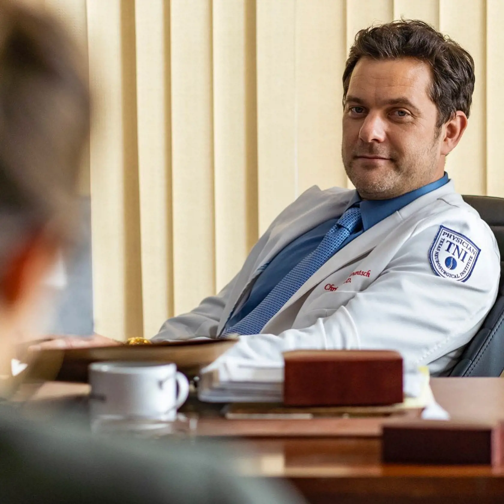 Roky od nakrúcania sa asi najmenej odrazili na vzhľade večne nadržaného seriálového Paceyho. Herec Joshua Jackson (43) akoby ostal tým večným chlapcom, ktorého si pamätáme z televíznych obrazoviek. Jediné, čo sa na hercovi zmenilo, je azda farba jeho vlasov, ktoré dnes už tak trochu zdobia šediny.