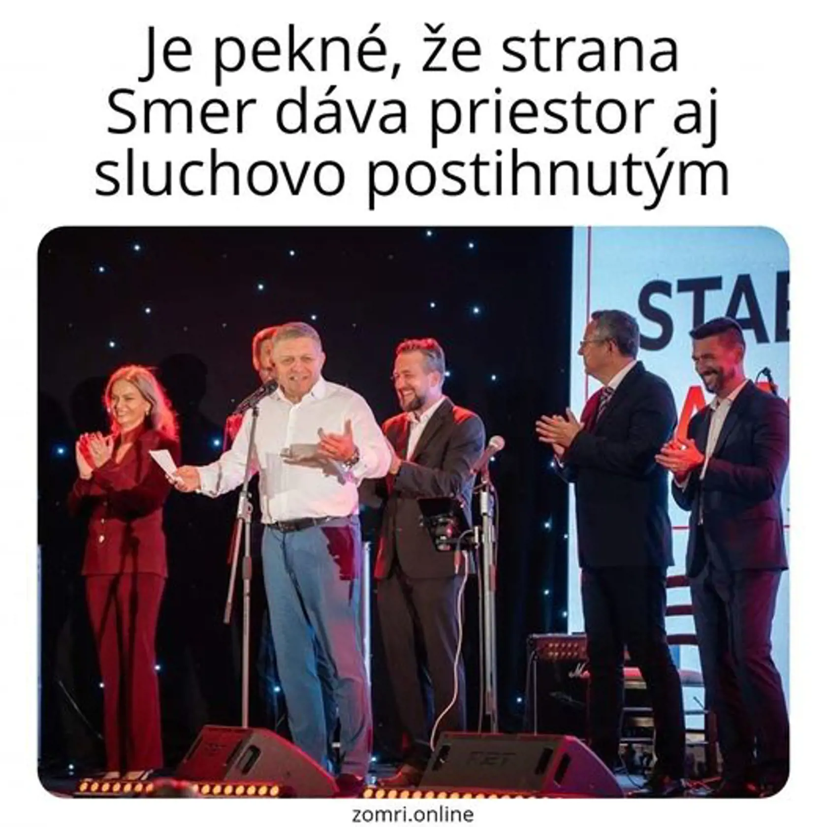 Internet „chváli“ Roberta Fica! Monika Beňová (úplne vľavo) pred viac ako rokom vraj na mítingu v Nitre nepočula, keď poslanec Smeru Ľuboš Blaha hecoval ľudí, ktorí skandovali vulgárne heslá na adresu prezidentky Zuzany Čaputovej. Beňová vtedy stála na pódiu s Ficom a Blahom rovnako ako teraz.