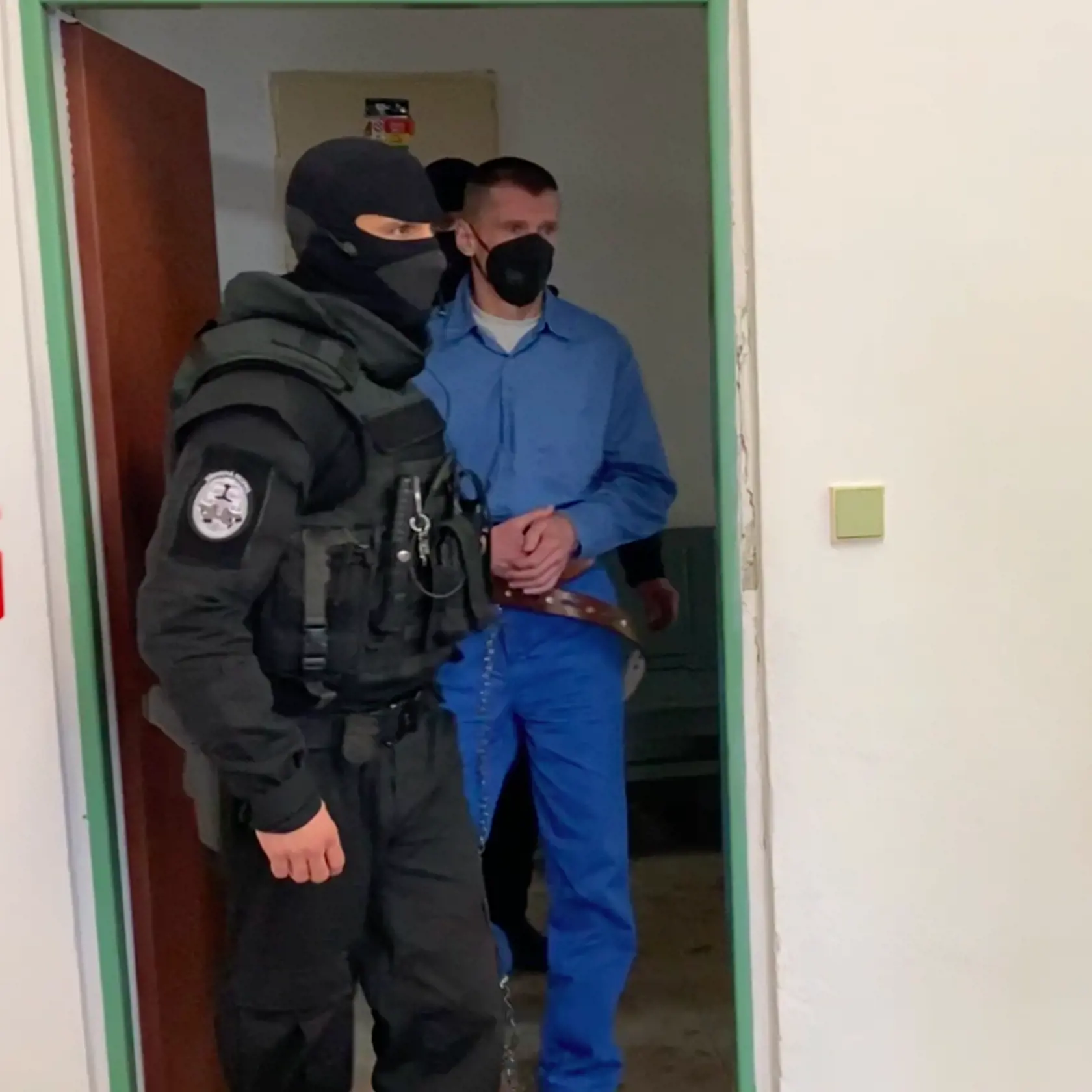 Sudca Čističa po prvej vete prerušil a snažil sa mu vysvetliť, že toto nie je zákonný dôvod na odmietnutie výpovede. Čistič sa však snažil rozprávať ďalej, čo poriadne nazlostilo sudcu a začal na neho kričať. "Môžem pokračovať? Som šťastný, že mi to dovolíte! Možno ste na takéto maniere zvyknutý, ale ja ich nebudem tolerovať. Musíte povedať, prečo odmietate vypovedať," vravel nazúrene Polaček. Čo na to Čistič? Dozviete sa to v popise ďalšej fotky.