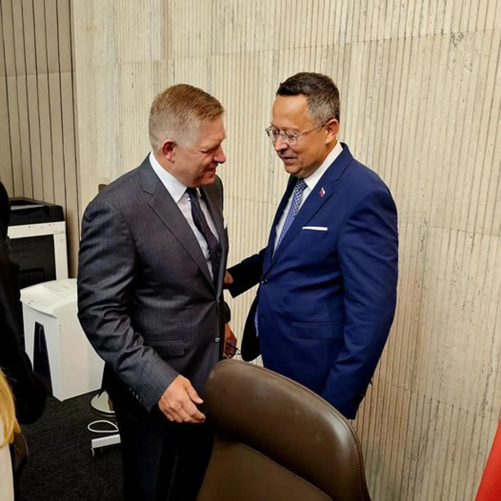 Predseda vlády Robert Fico a šéf rezortu financií Ladislav Kamenický.
