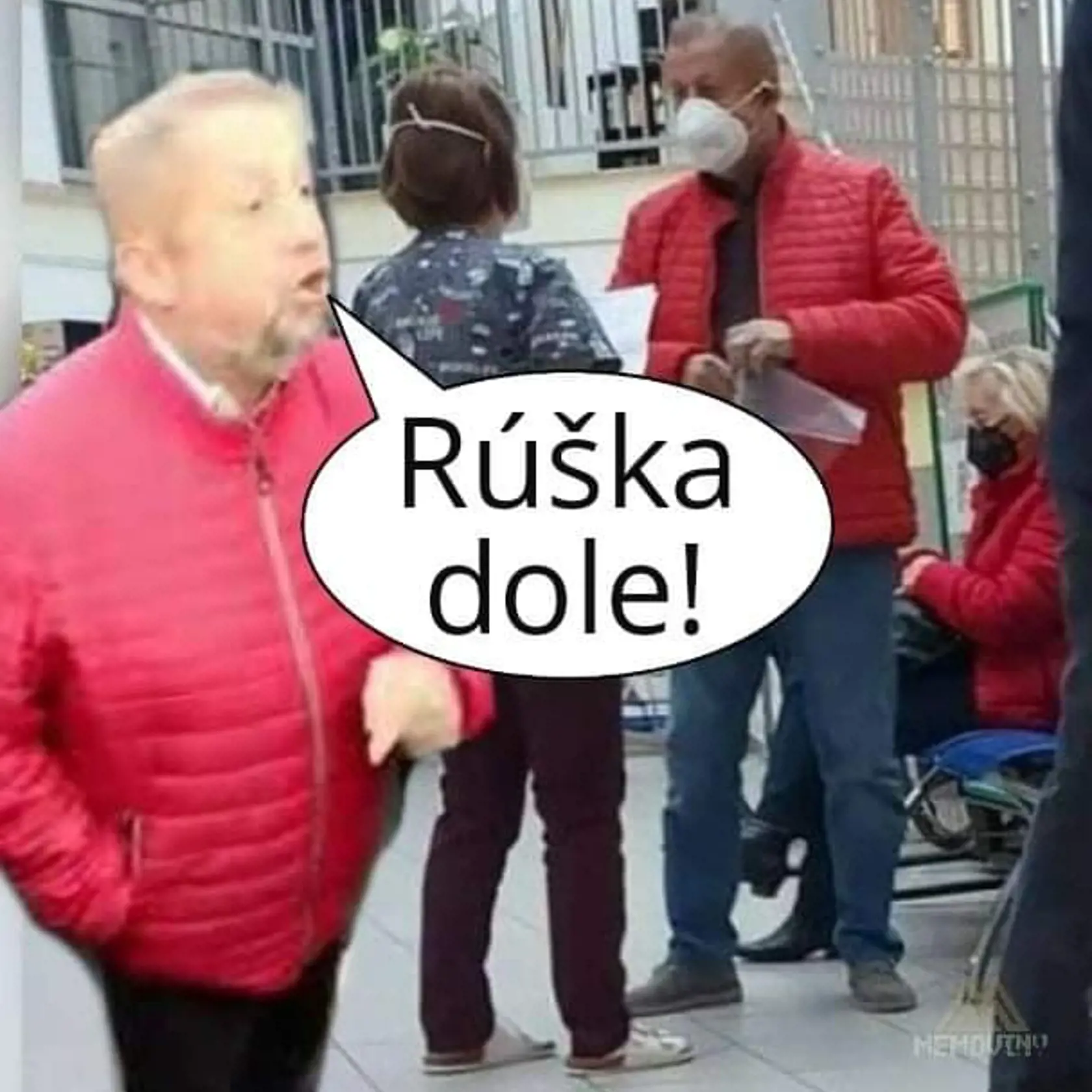 Fotografia Harabina bez rúška sa stala vďačnou témou internetových vtipkárov.