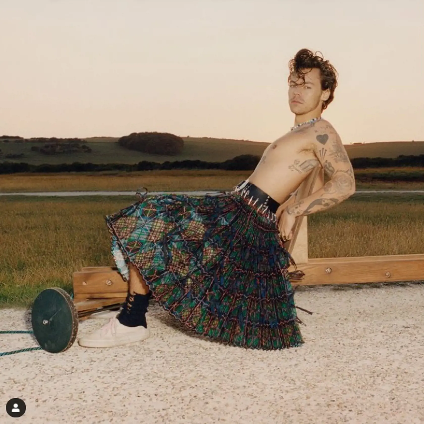 Spevák Harry Styles je prvý muž na titulke módneho magazínu Vogue v jeho 127-ročnej histórii. Ibaže, Harryho navliekli do kombinácií mužských a ženských odevov.