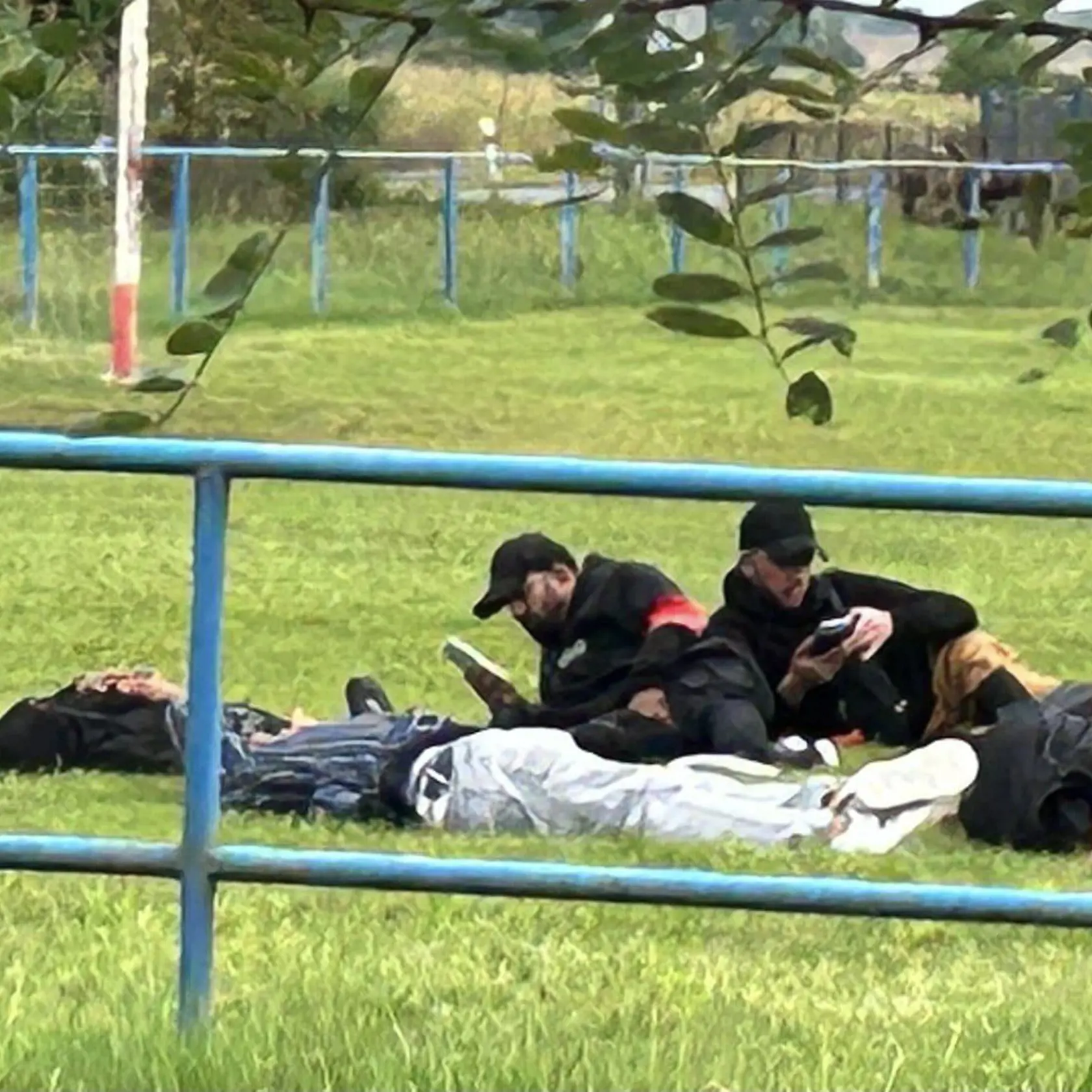 Spia v parkoch, zgrupujú sa pod oknami bytov, nechávajú za sebou haldy odpadu – nápor ilegálnych migrantov začína byť vo viacerých južných okresoch neúnosný. Sťažností občanov je čoraz viacej. Fotografie sú z obcí Slovenské Ďarmoty a Veľká Čalomija z 3.9.2023 , spolu ďalších približne 110 nelegálnych imigrantov.