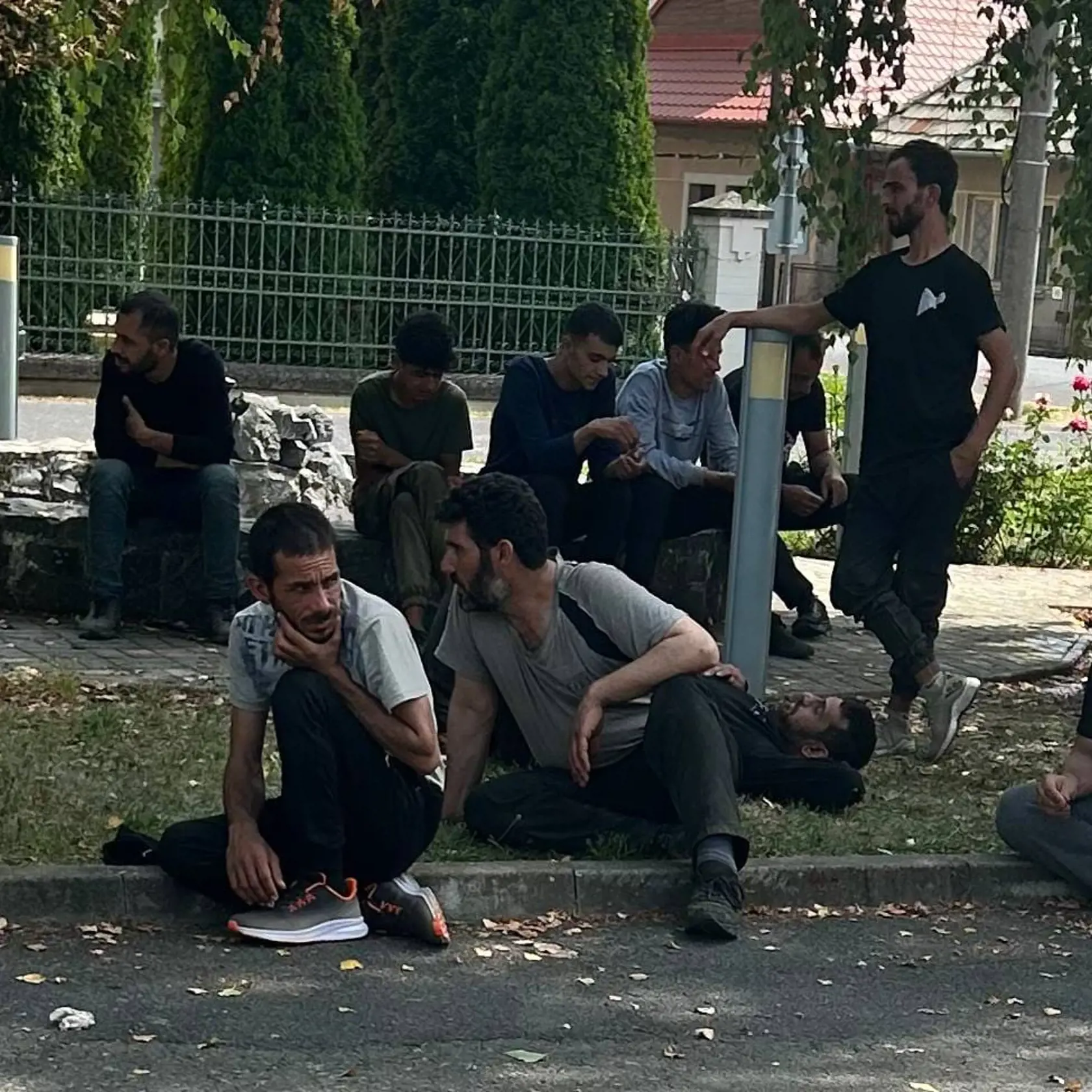 Spia v parkoch, zgrupujú sa pod oknami bytov, nechávajú za sebou haldy odpadu – nápor ilegálnych migrantov začína byť vo viacerých južných okresoch neúnosný. Sťažností občanov je čoraz viacej, situácia je kritická najmä vo Veľkom Krtíši, v okolí Nových Zámkov či v Nitre. Tamojšie samosprávy žiadajú kompetentné orgány ako aj políciu, aby vo veci konala čo najskôr.