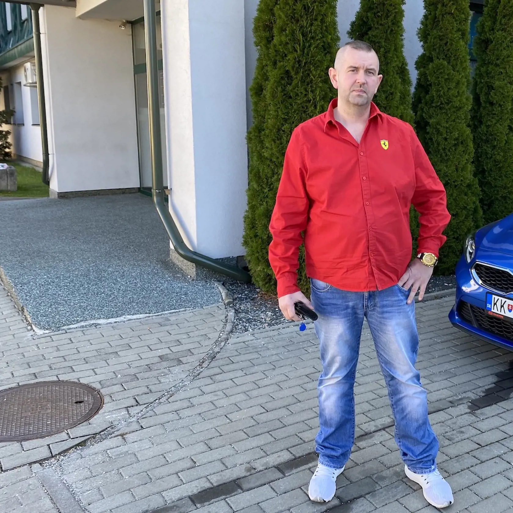 Lukáša Lacka (33) z Veľkej Lomnice zadržali kukláči ako podozrivého z vraždy, no už po pár hodinách sa preukázalo, že je nevinný. No štát si odmieta uznať vinu. Pritomsa na neho vrhli kukláči, v strede obce ho pred dedinčanmi nechali ležať tvárou k zemi v mraze a snehu pol hodiny a potom ho s putami na rukách odvliekli na policajnú stanicu. No už po pár hodinách ho museli prepustiť, lebo sa preukázala jeho nevina.