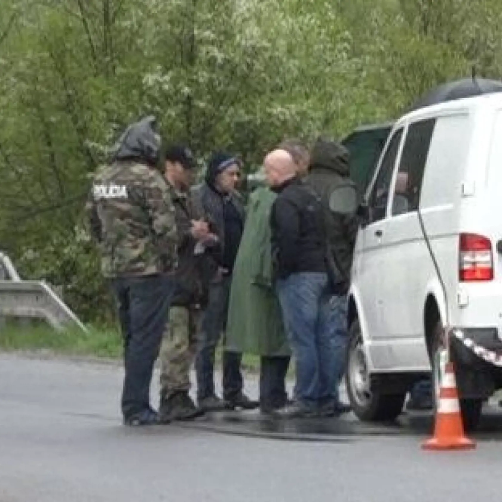 Policajti miesto streľby medzi obcami Jurské a Holumnica dlhé hodiny prehľadávali.
