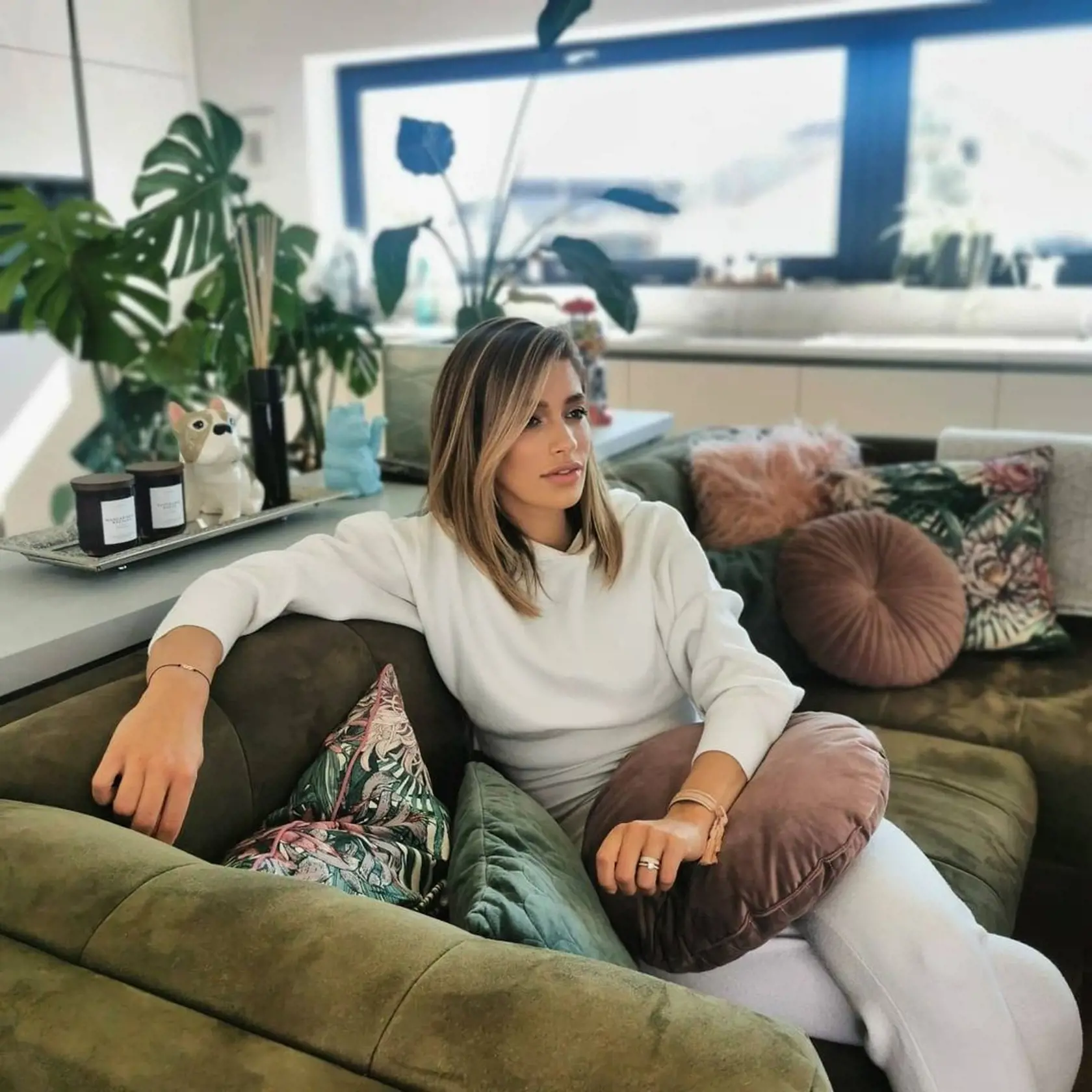 Jasmina často zverejňuje zábery v kuchyni s kamarátom a jej dvorným vizážistom Milanom. Zrejme ide o jeho kuchyňu.