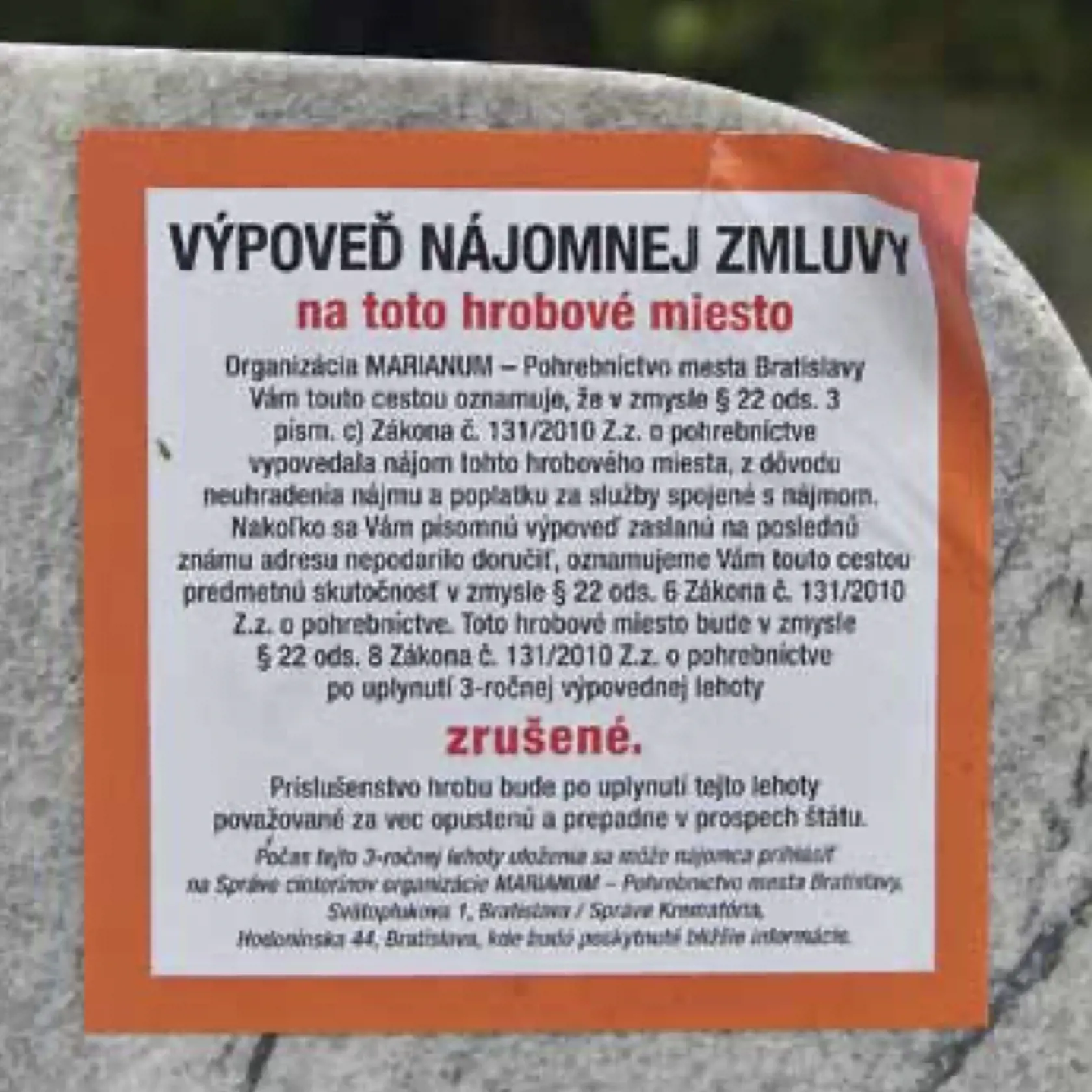 Bežnou praxou je, že sa hroby neplatičov označujú takýmito nálepkami.