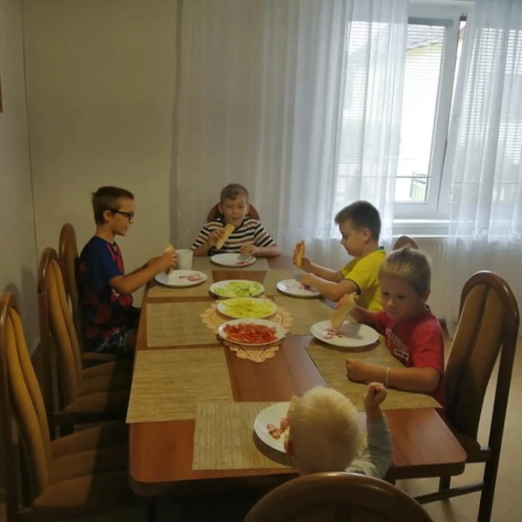 Pätica malých Stropkovčanov na výlete s otcami.