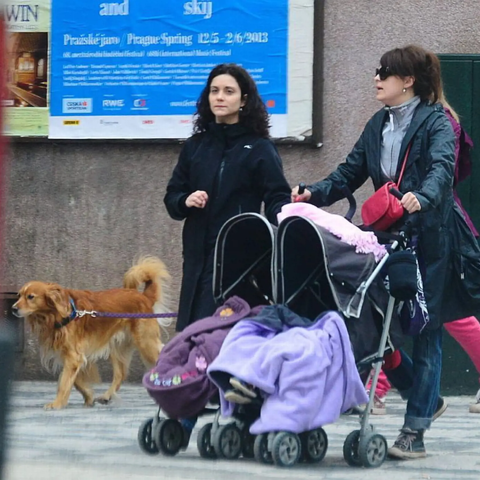Dámska jazda vo štvorici: Šoralová sa Stanková majú kočík pre dvojičky.