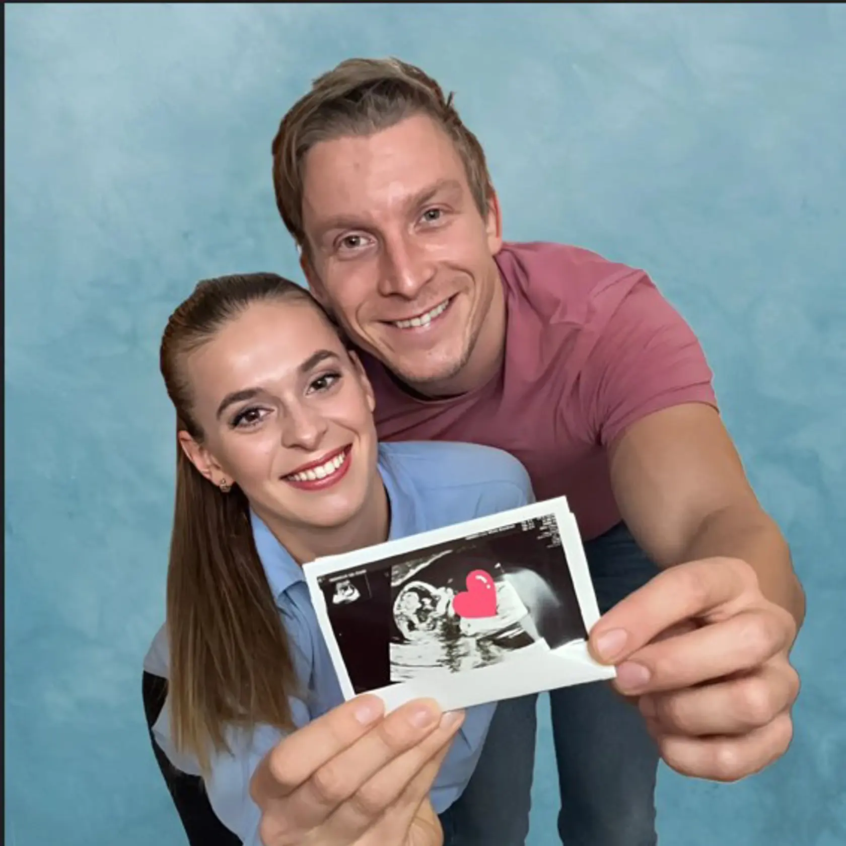 Dominika Richterová a Juraj Bača sa stanú rodičmi - oznámili to v nedeľu podvečer, 16. marca 2025 touto fotografiou cez sociálne siete.