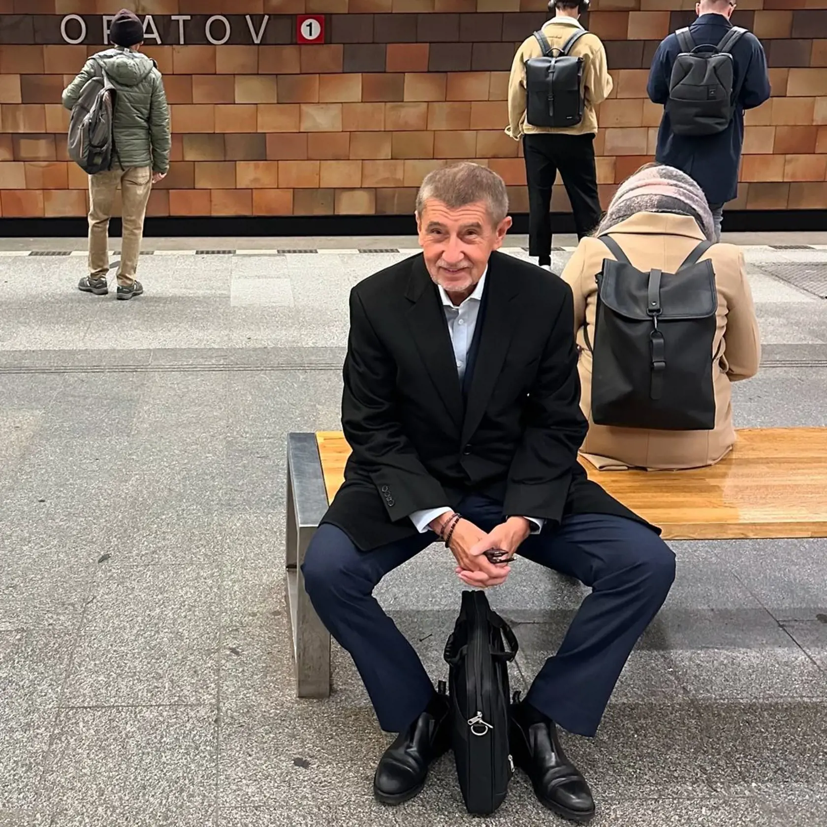 Andrej Babiš na zastávke metra v Prahe. 